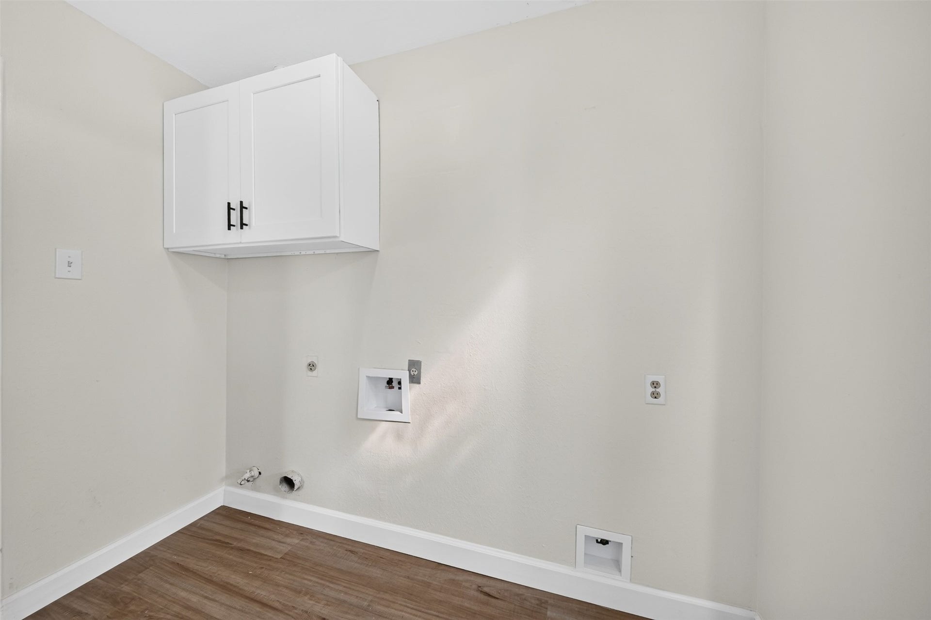 1826 Hilton Head Drive, Missouri City, TX 77459 Convenient laundry area with washer and dryer connections for added functionality and ease.