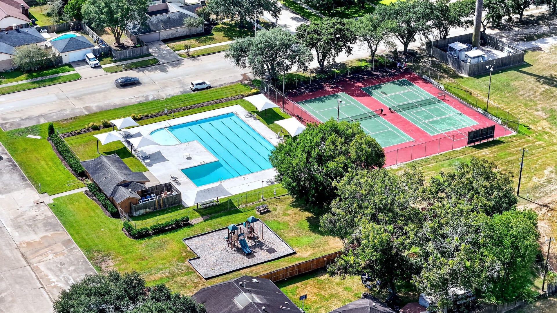 1826 Hilton Head Drive, Missouri City, TX 77459 Beautiful subdivision amenities, including well-maintained tennis courts and a sparkling community swimming pool.