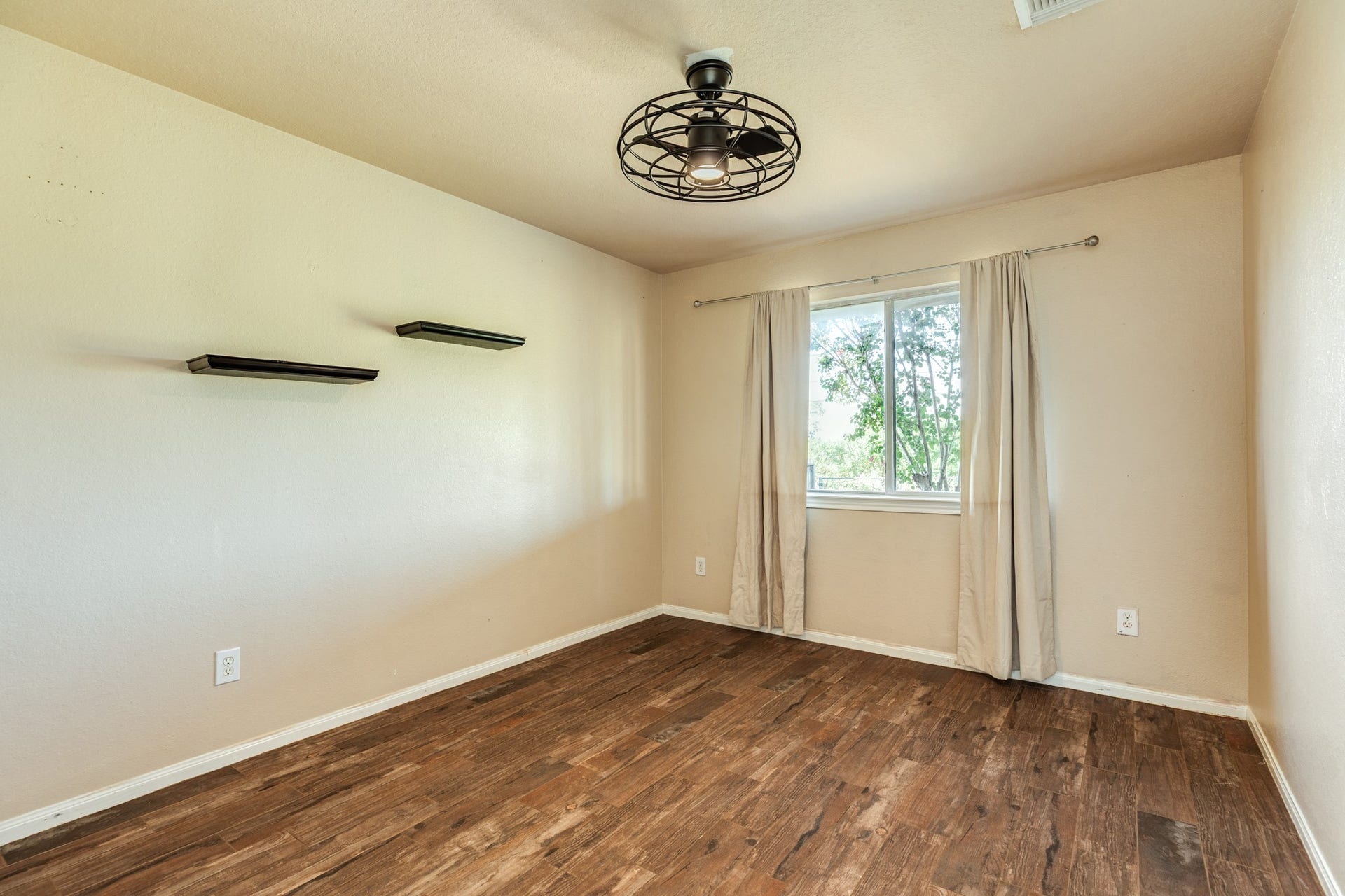 3425 Van Ness Drive, Alvin, TX 77511 Secondary bedroom with ceiling fan