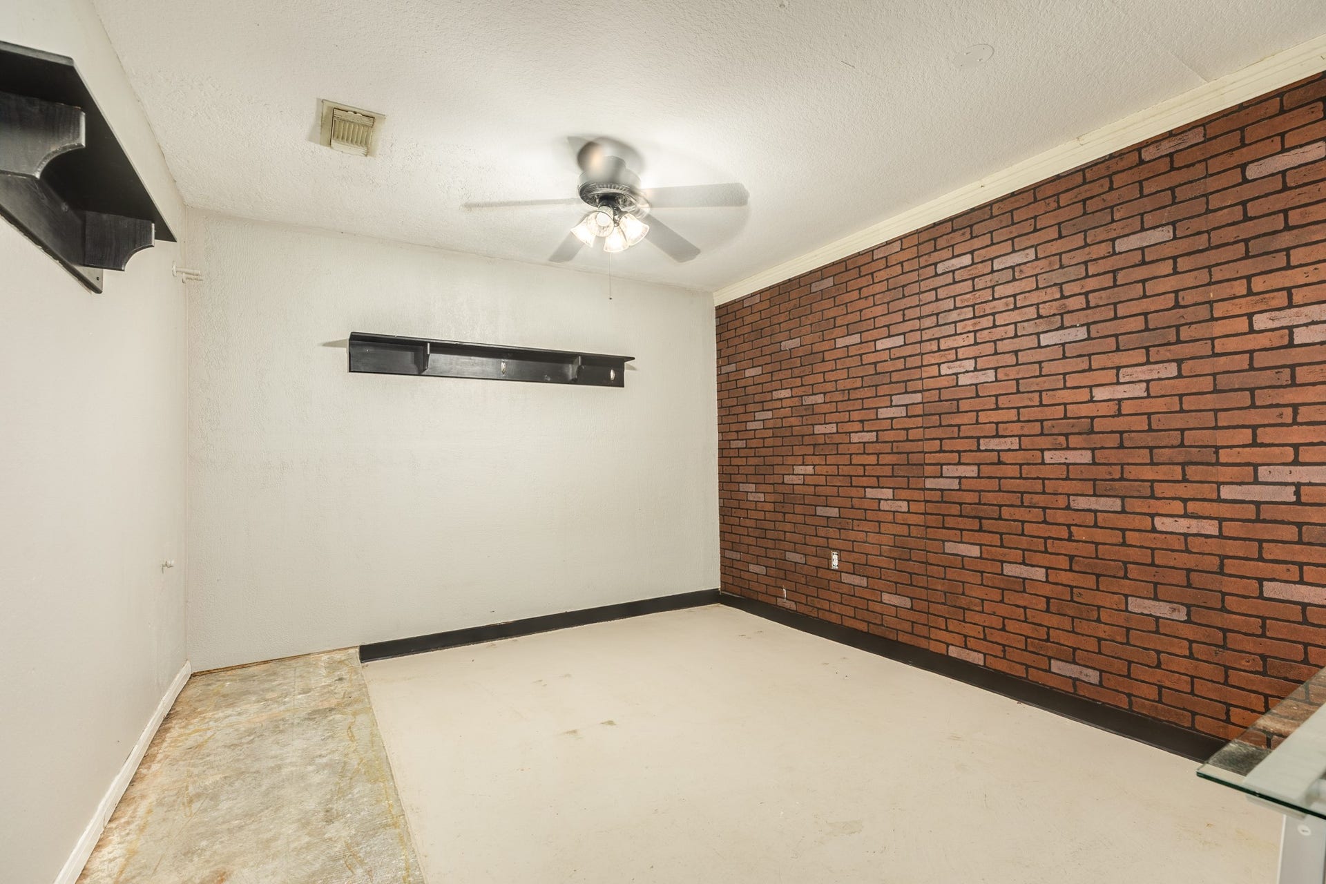 3425 Van Ness Drive, Alvin, TX 77511 Enclosed garage flex space could be gameroom, office, bedroom, hobby room, multiple options.