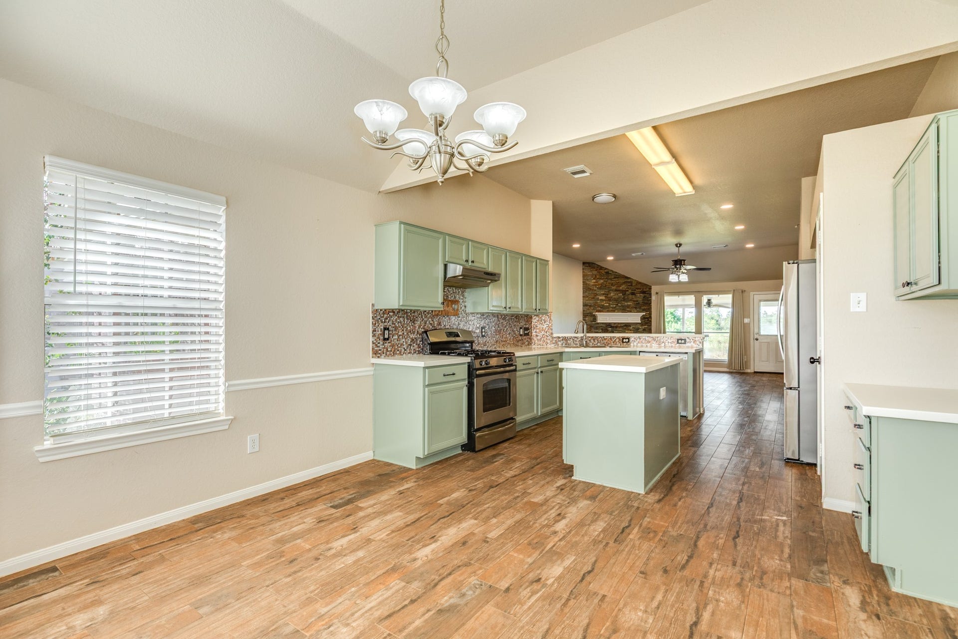 3425 Van Ness Drive, Alvin, TX 77511 Bright dining area just off kitchen
