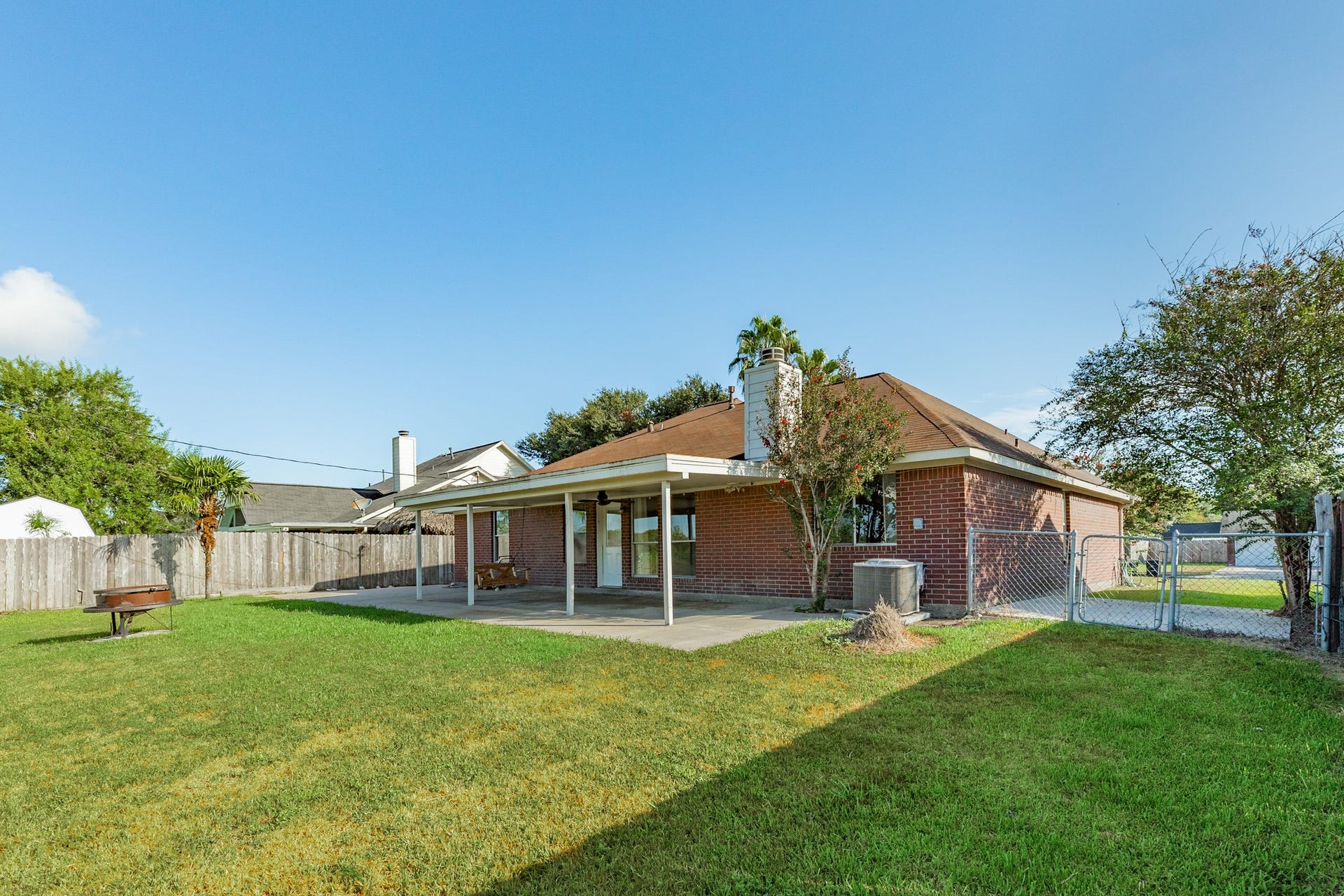 3425 Van Ness Drive, Alvin, TX 77511 Spacious yard and large covered patio great for outdoor entertaining and relaxing.