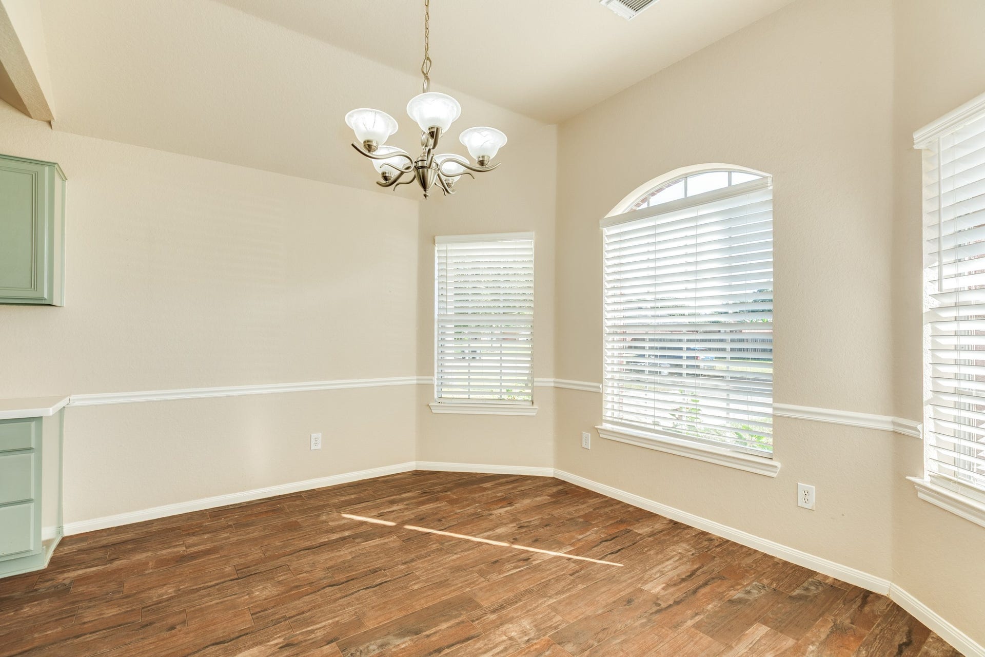 3425 Van Ness Drive, Alvin, TX 77511 Dining area features multiple windows