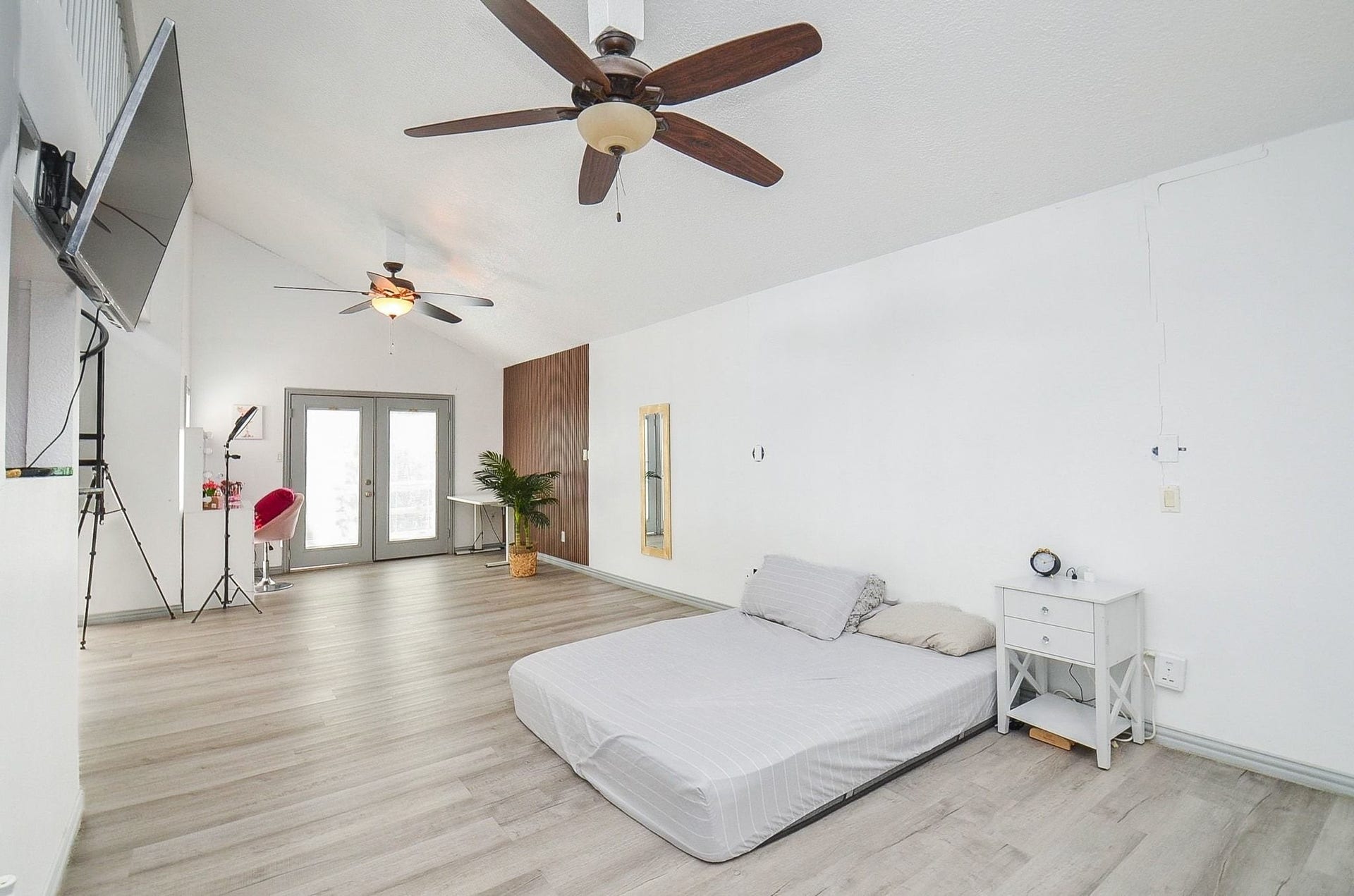 17821 S Cypress Villas Drive, Spring, TX 77379 Here is the spacious primary suite. This room is truly a dream to come to after a long day of activities.