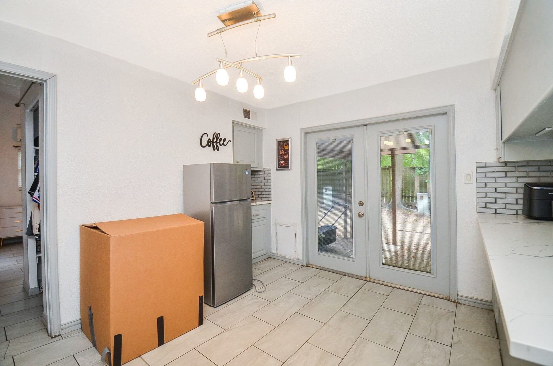 17821 S Cypress Villas Drive, Spring, TX 77379 Here is a breakfast/formal dining area, paired with a coffee bar!