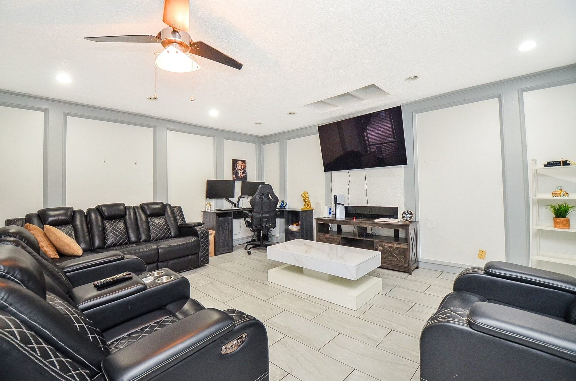 17821 S Cypress Villas Drive, Spring, TX 77379 Designed for gathering and relaxation, this oversized living room showcases contemporary finishes throughout.