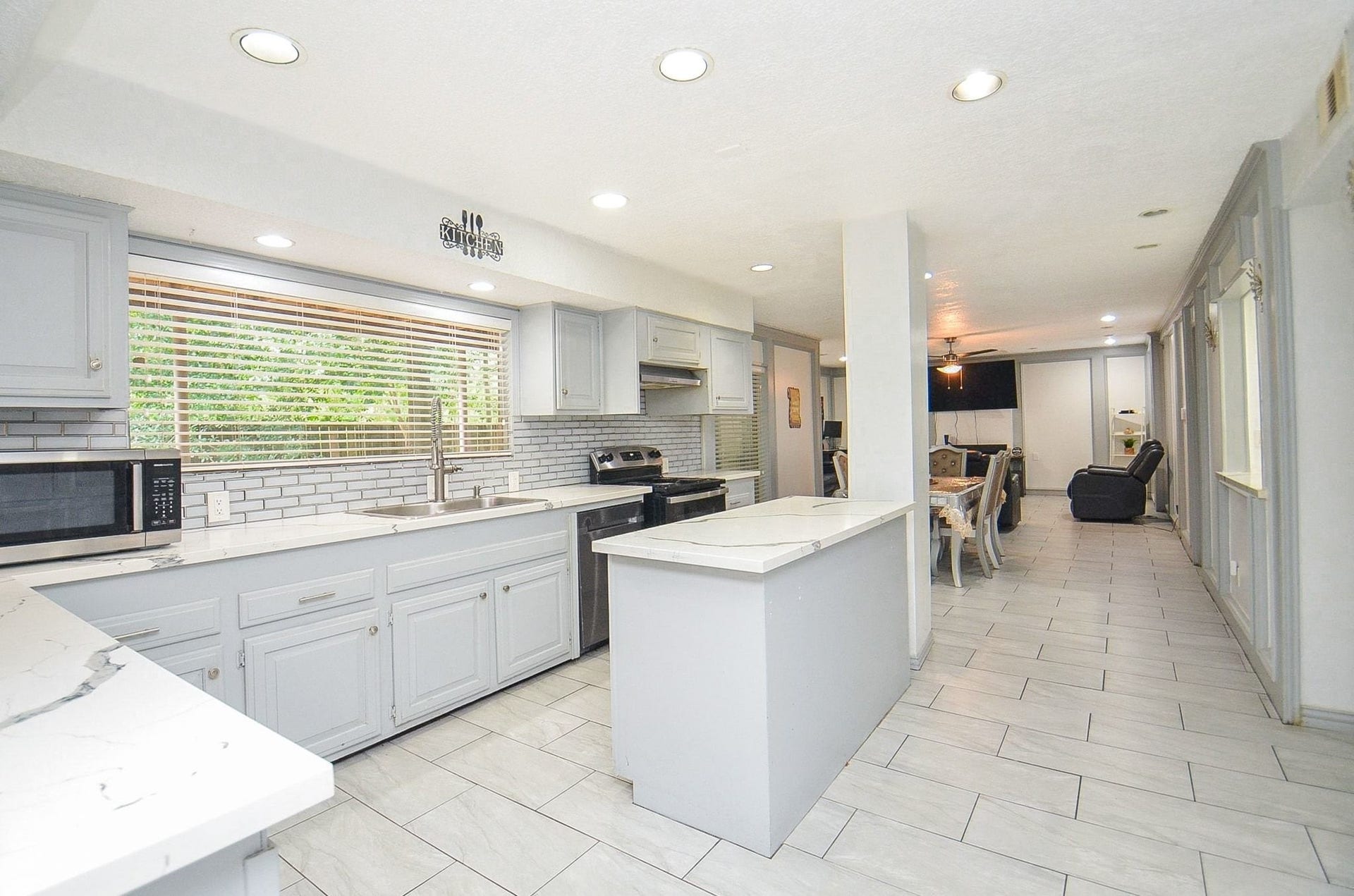 17821 S Cypress Villas Drive, Spring, TX 77379 Chef-inspired kitchen designed for style and functionality! Notice the crisp white/gray cabinetry, elegant countertops, classic backsplash and stainless steel appliances.