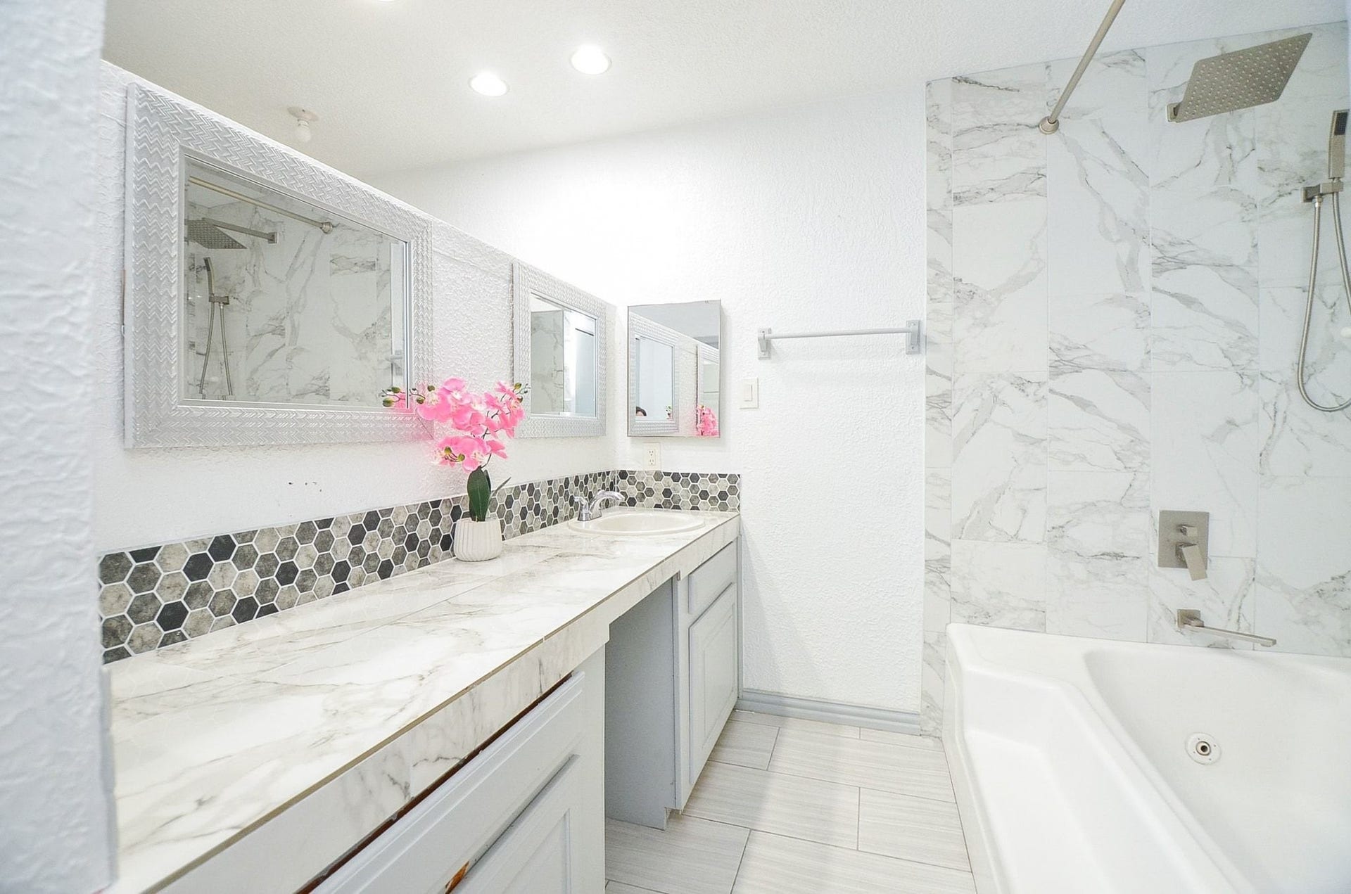 17821 S Cypress Villas Drive, Spring, TX 77379 Step into this primary en-suite bath. It features a vanity mirror, shower/tub combination, gorgeous and durable tile flooring, and beautiful backsplash to compliment the countertops.