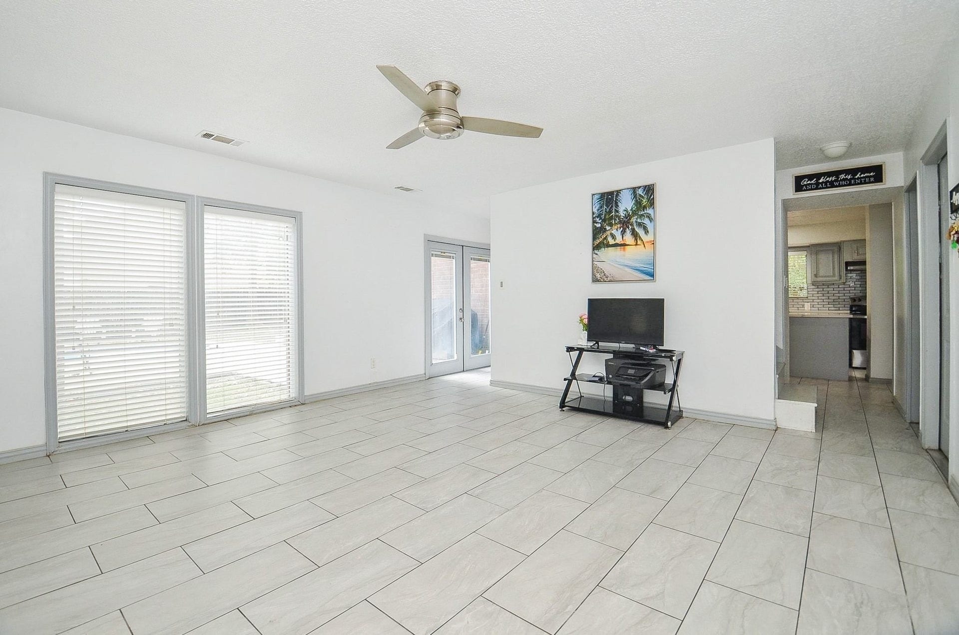 17821 S Cypress Villas Drive, Spring, TX 77379 Discover this beautiful and spacious living space. Bright and open area features low maintenance flooring, huge windows, and plenty of space for your decorative inspirations.