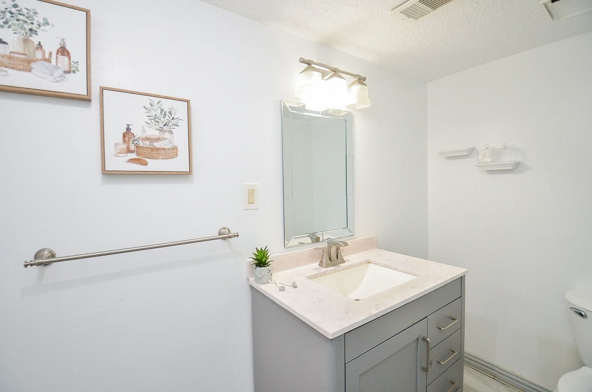 17821 S Cypress Villas Drive, Spring, TX 77379 Take a look at this beautiful half-bath with gorgeous countertops and vanity mirror.