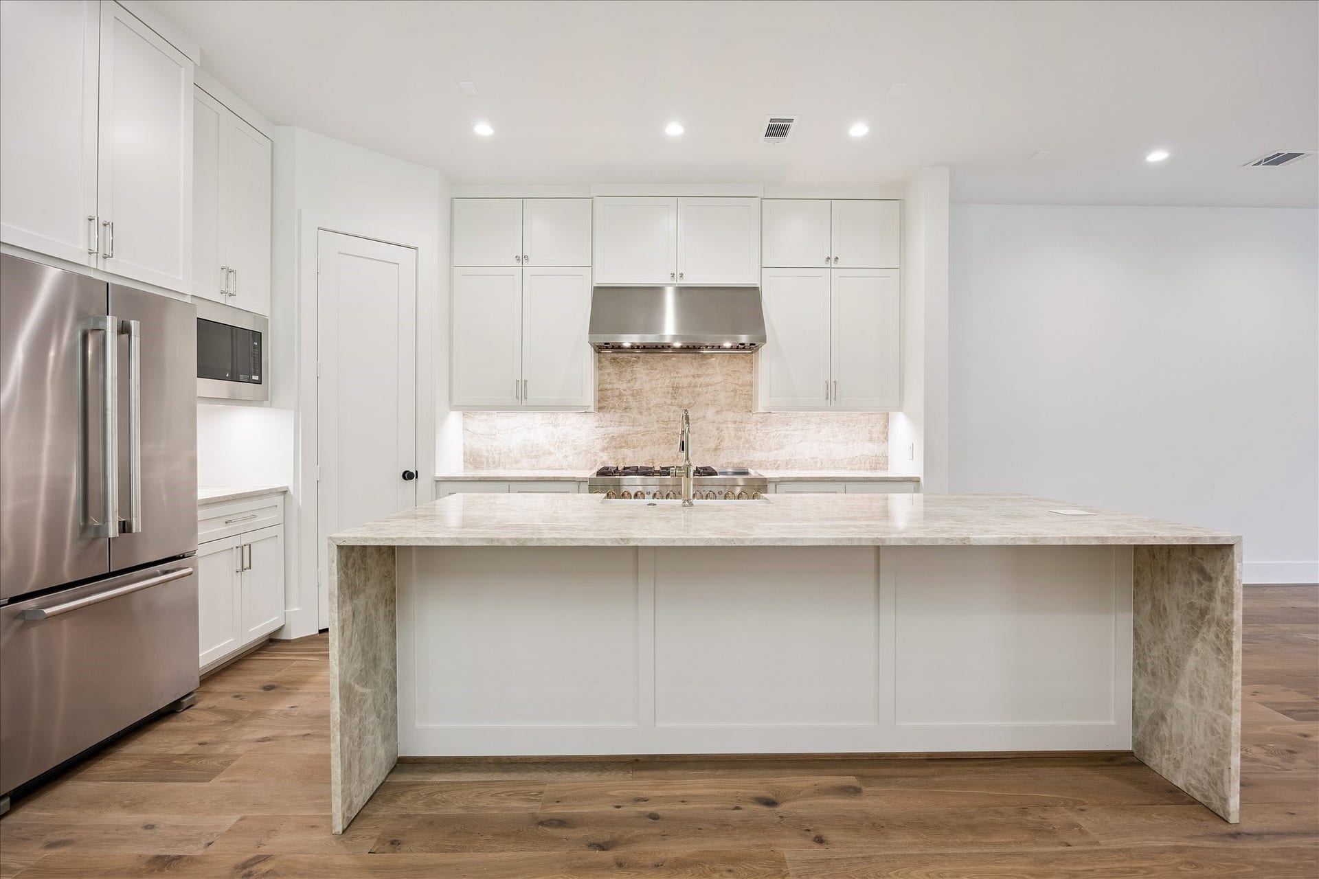 6303 Rodrigo Street, #A, Houston, TX 77007 Kitchen expansive waterfall island provides additional prep and seating space.