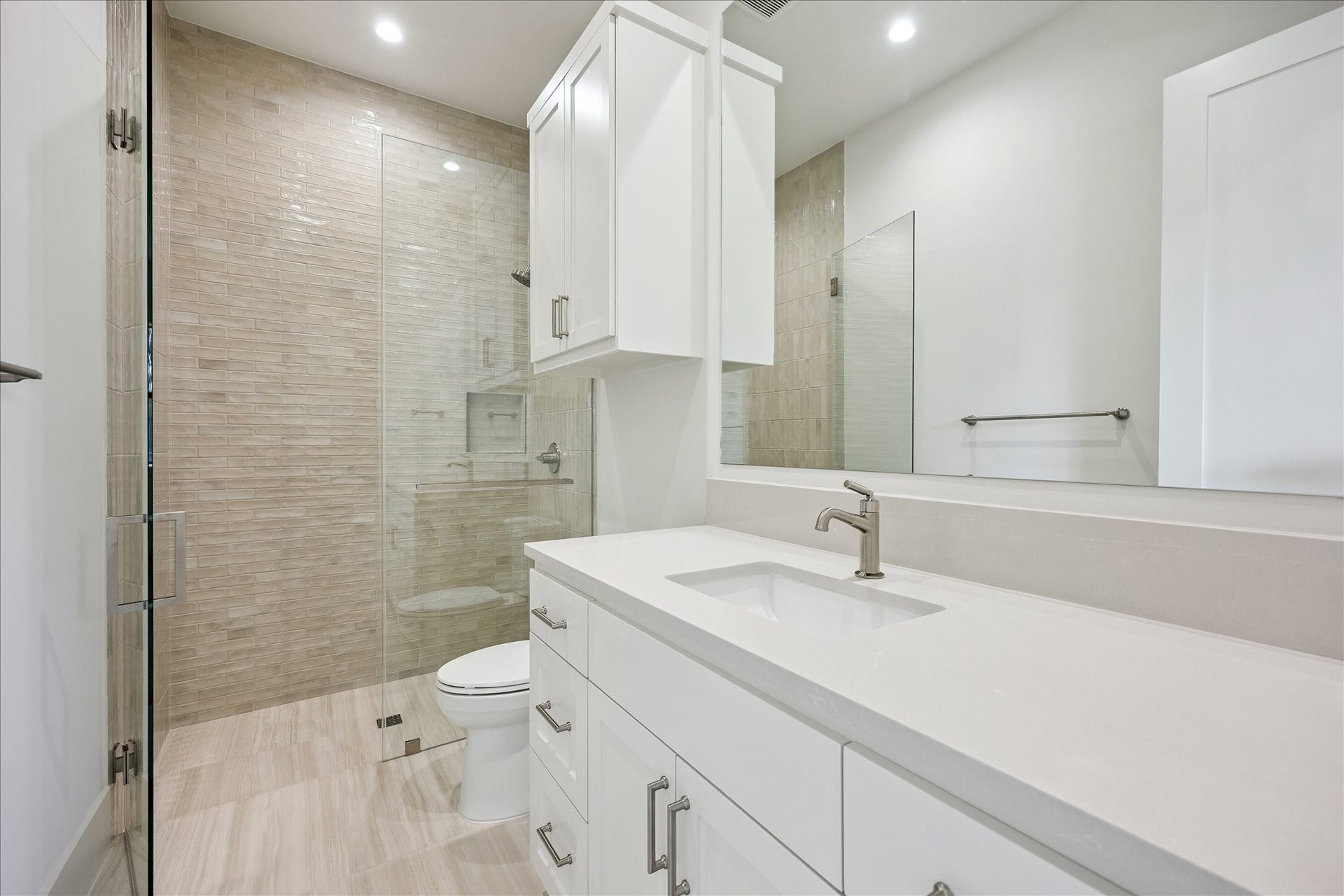 6303 Rodrigo Street, #A, Houston, TX 77007 En-suite bath #3 features a quartz countertop, linen closet and glass-enclosed walk-in shower with tile surround.