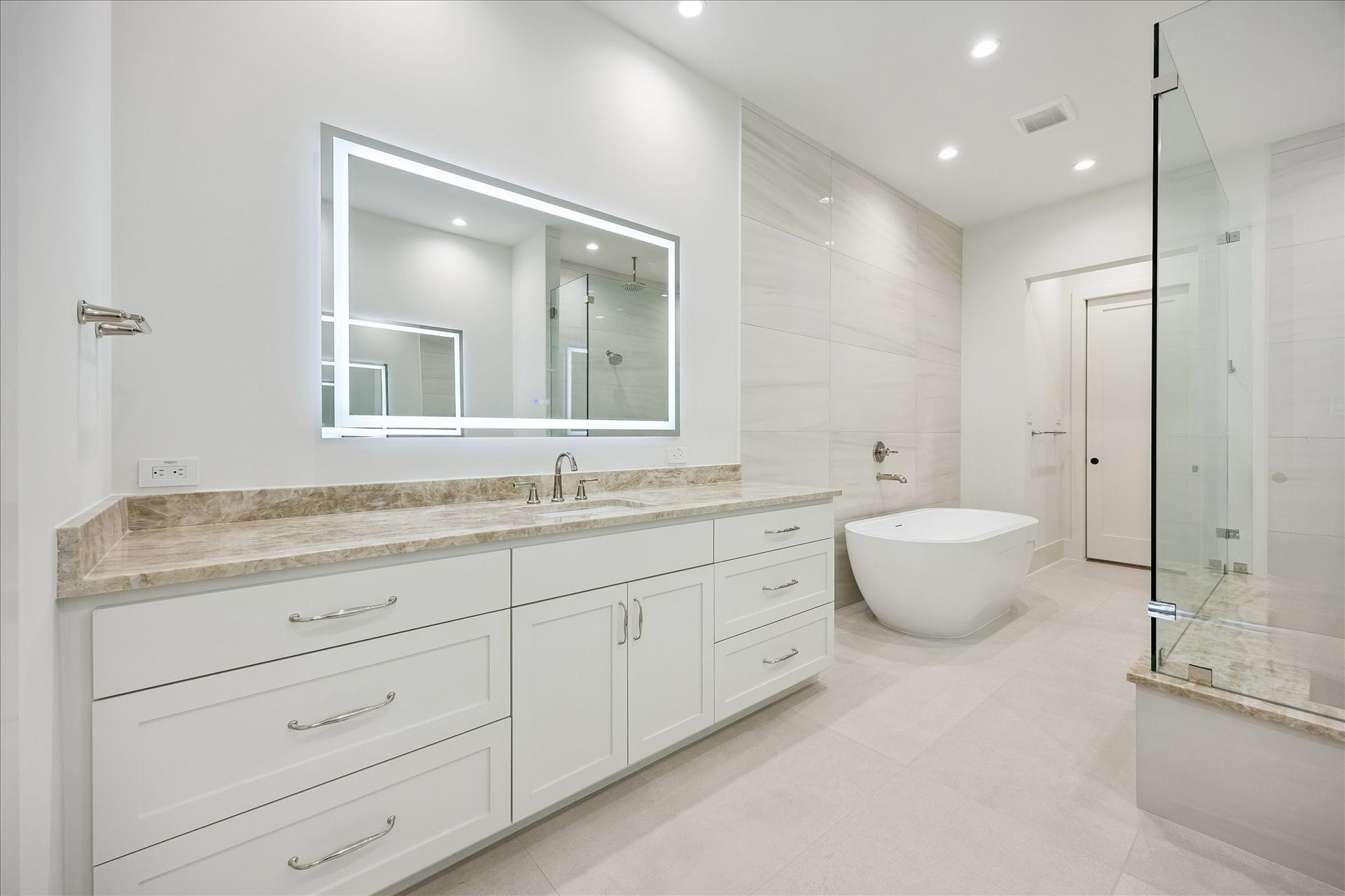 6303 Rodrigo Street, #A, Houston, TX 77007 Luxurious primary bath offers an expansive vanity, freestanding tub and glass-enclosed walk-in shower.