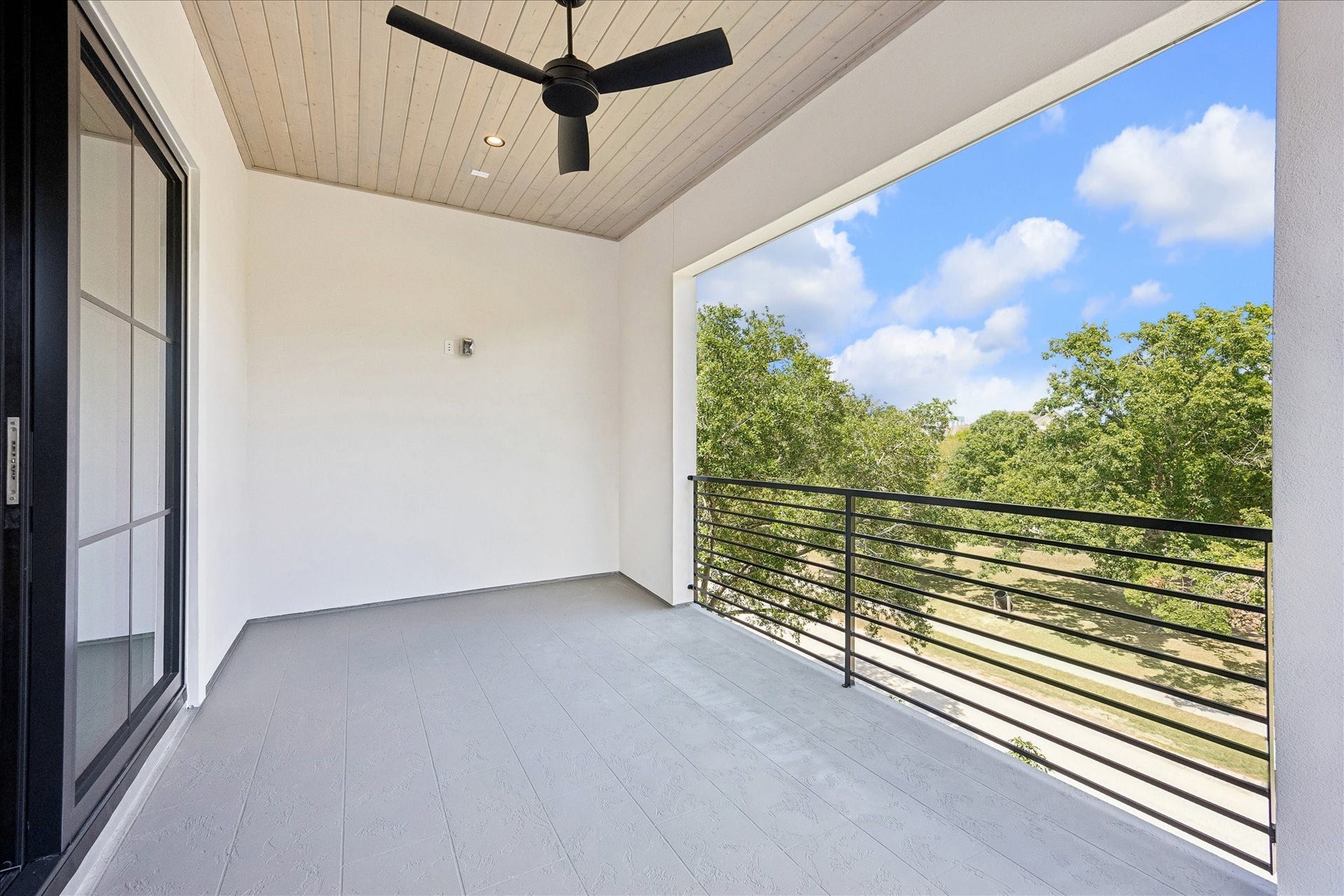 6303 Rodrigo Street, #A, Houston, TX 77007 Spacious Covered balcony off of the game room with a ceiling fan.