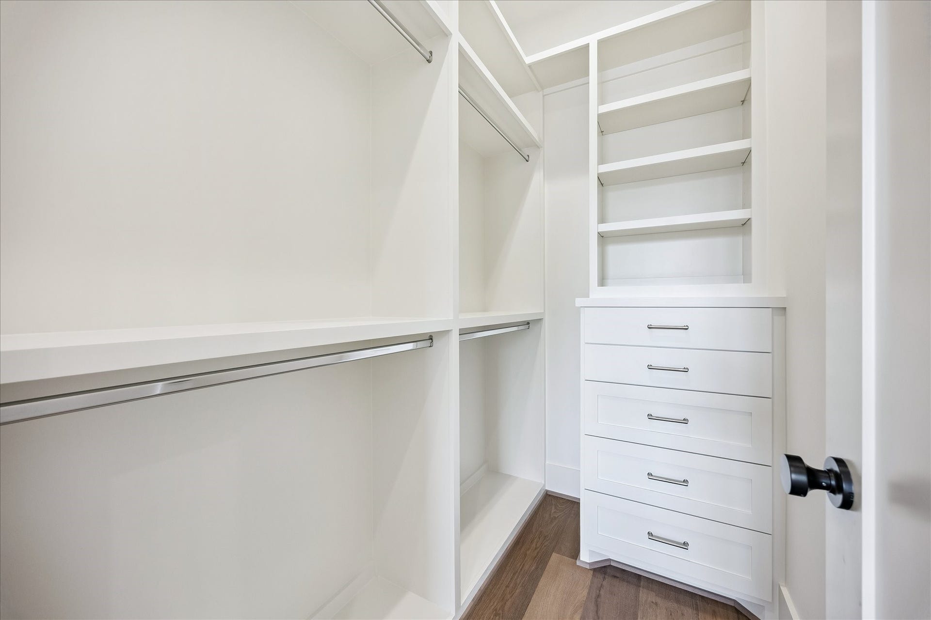 6303 Rodrigo Street, #A, Houston, TX 77007 Walk-in closet offers custom built-in shelving, drawers and ample hanging space.