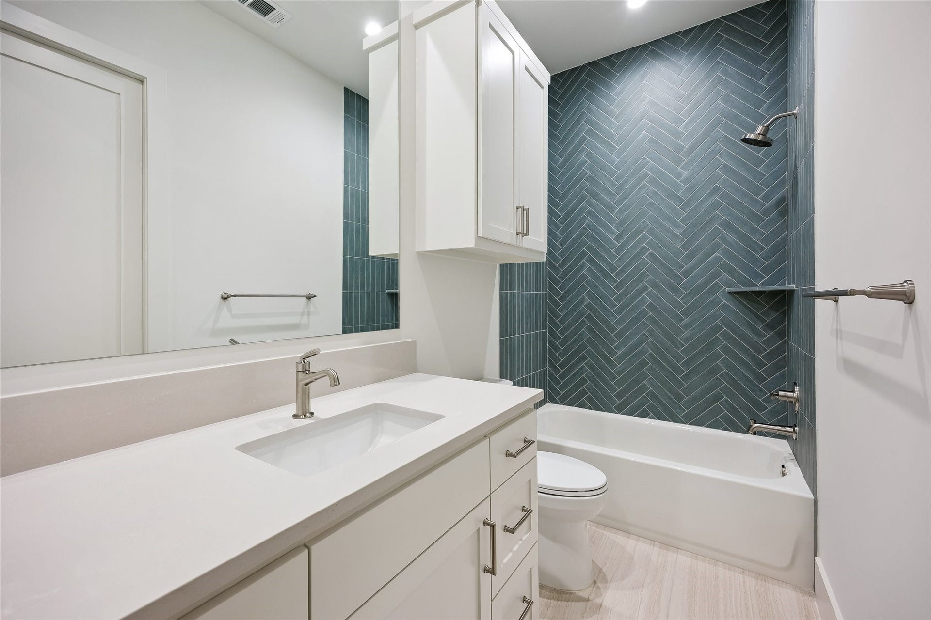 6303 Rodrigo Street, #A, Houston, TX 77007 En-suite bath #2 offers a quartz countertop and tub/shower combination with designer tile surround.