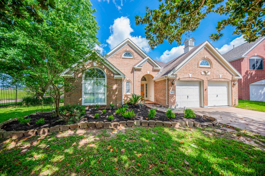 Property photo for 703 Acacia Place, Missouri City, TX