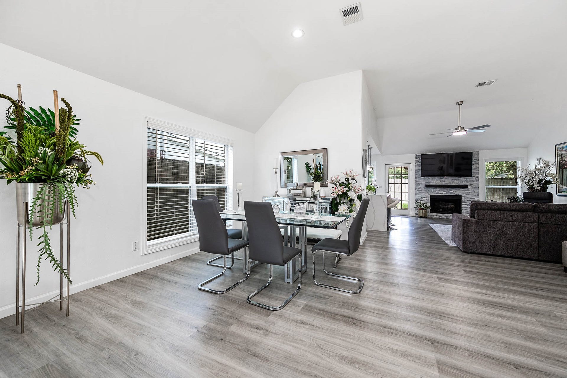 8914 Sunny Point Drive, Spring, TX 77379 You and your guests will certainly
dine in style in this dining room!