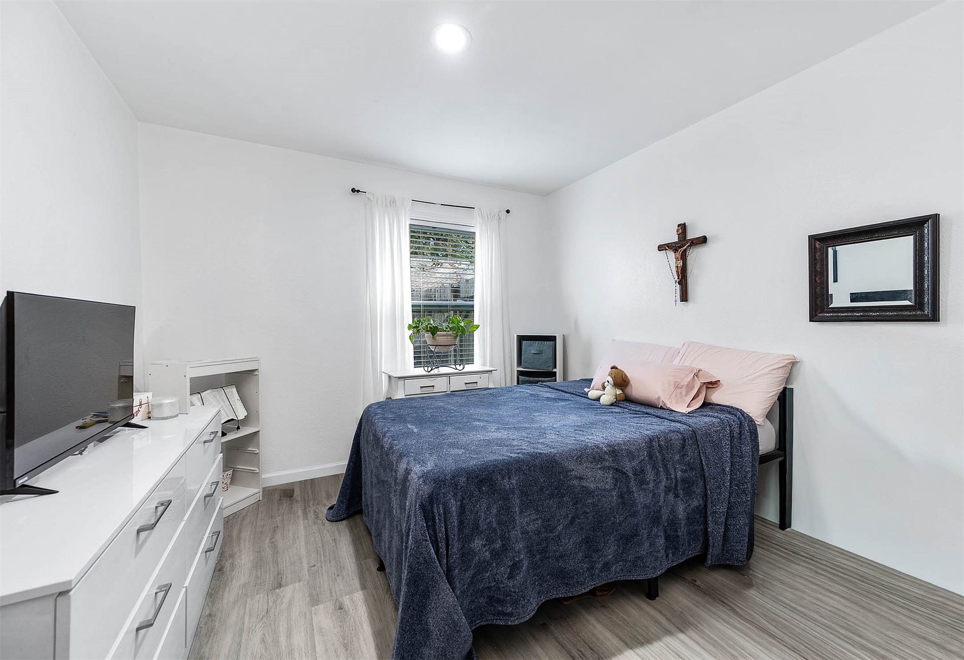 8914 Sunny Point Drive, Spring, TX 77379 Third bedroom features a large window with privacy
blinds!