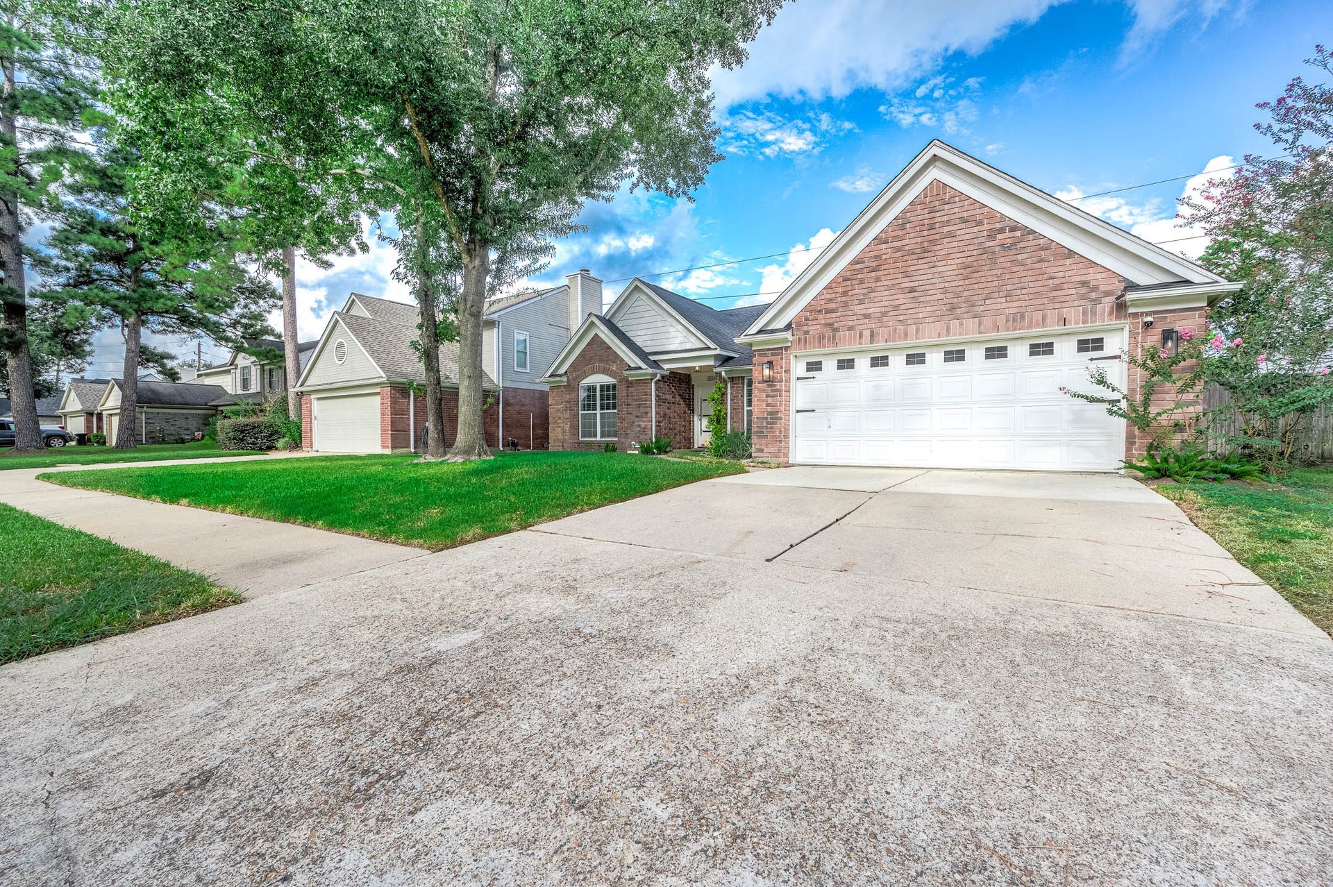 8914 Sunny Point Drive, Spring, TX 77379 This home sits on a lot with ample
yard space in front and the back,
lush landscaping and wellmaintained yard!