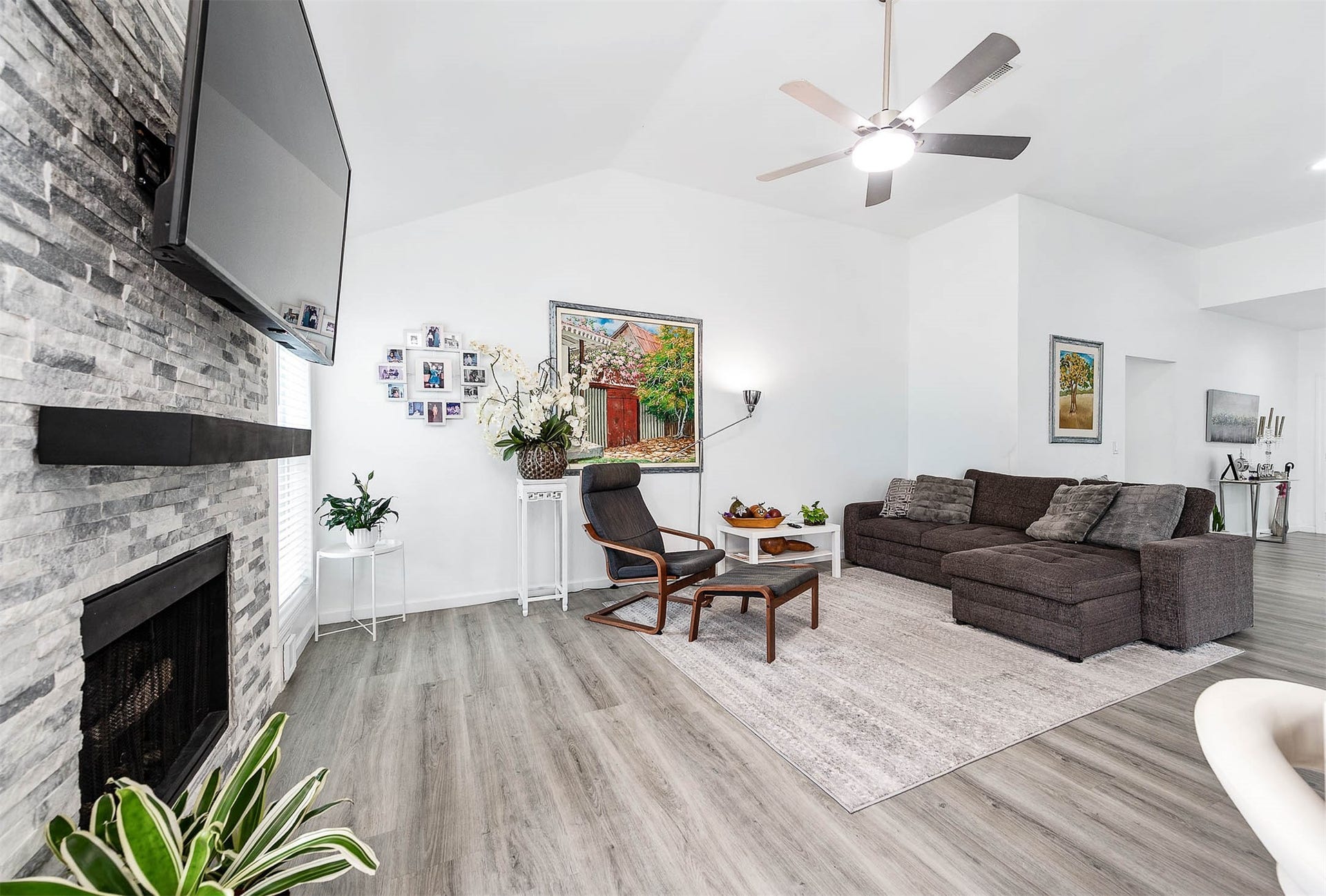 8914 Sunny Point Drive, Spring, TX 77379 This light and bright living room is the
perfect layout for entertaining or just
relaxing!