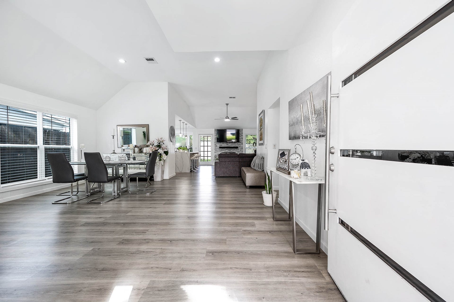 8914 Sunny Point Drive, Spring, TX 77379 Upon entering you find a welcoming
corridor showcasing beautiful floors,
high ceilings, and ample lighting!