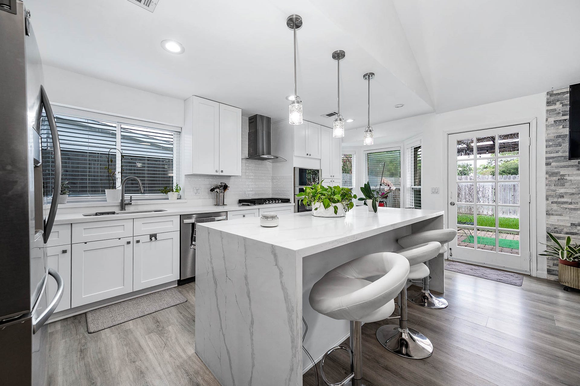 8914 Sunny Point Drive, Spring, TX 77379 This kitchen is perfect for everyday
life as well as entertaining family and
friends!