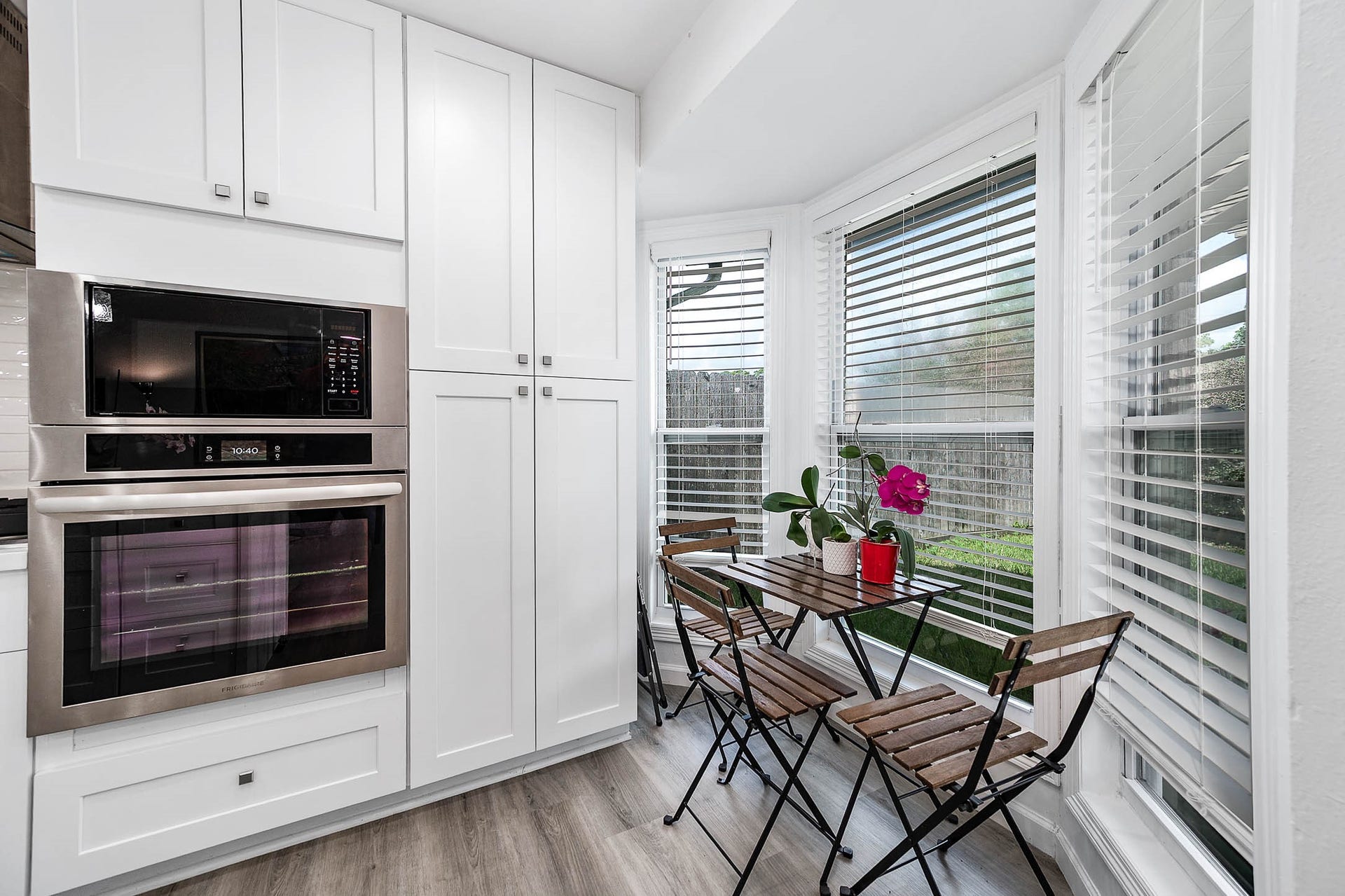 8914 Sunny Point Drive, Spring, TX 77379 The bright breakfast area has plenty of natural light.