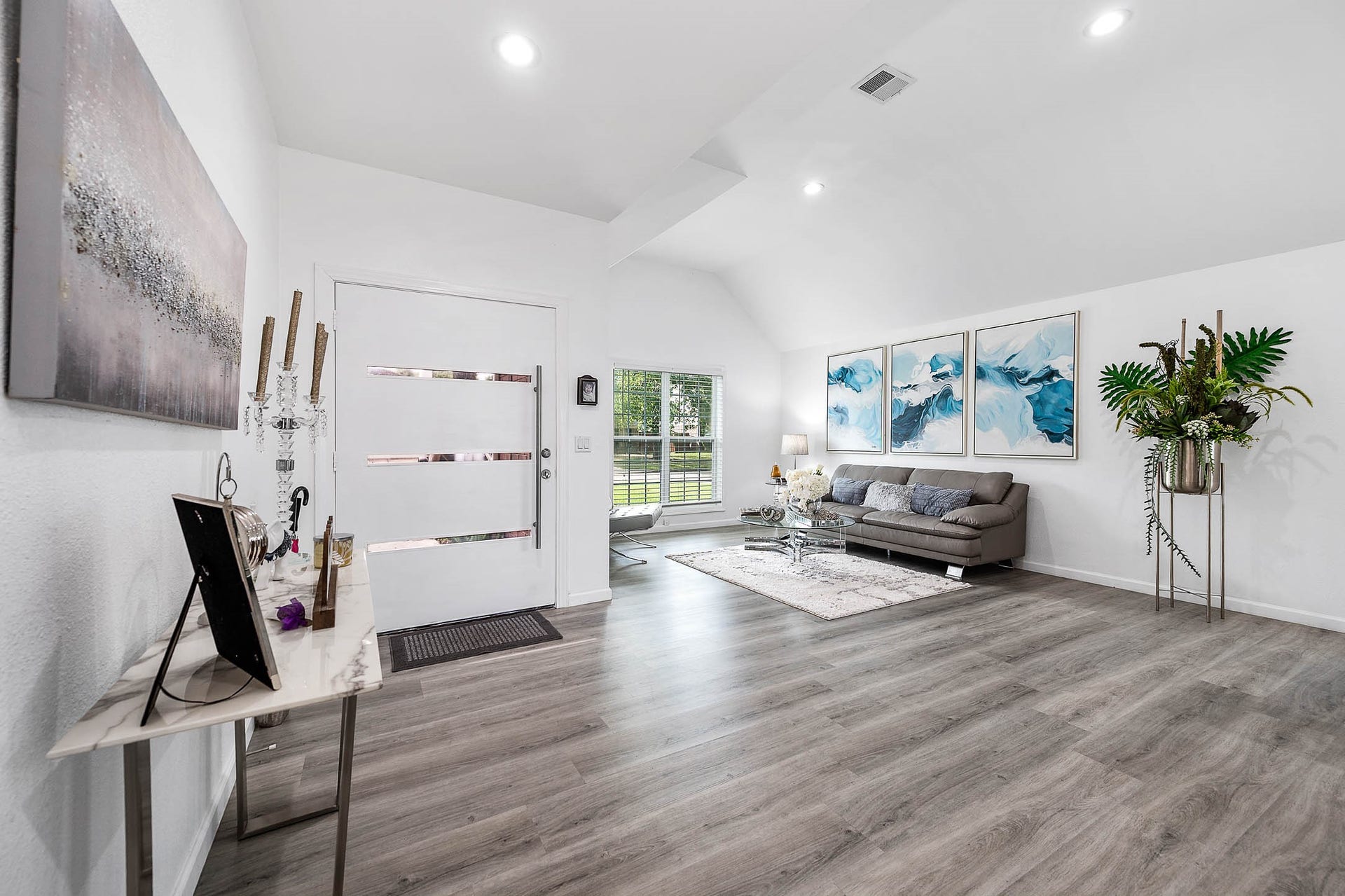 8914 Sunny Point Drive, Spring, TX 77379 The welcoming den features high
ceilings and large windows with
privacy blinds!