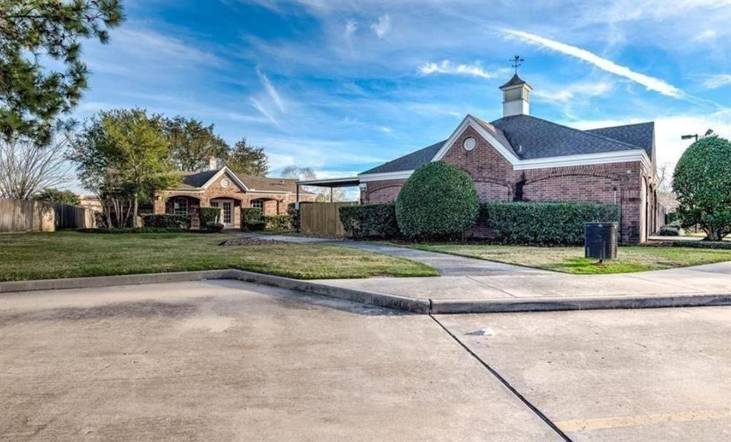 8914 Sunny Point Drive, Spring, TX 77379 The recreation center is great for everyone to enjoy!