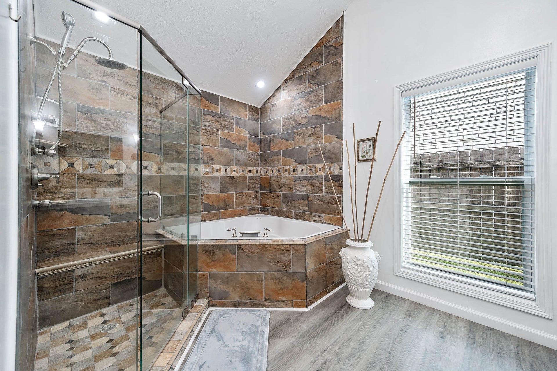8914 Sunny Point Drive, Spring, TX 77379 The walk-in shower features tile
surround and the separate tub is
great for soaking after a long day!