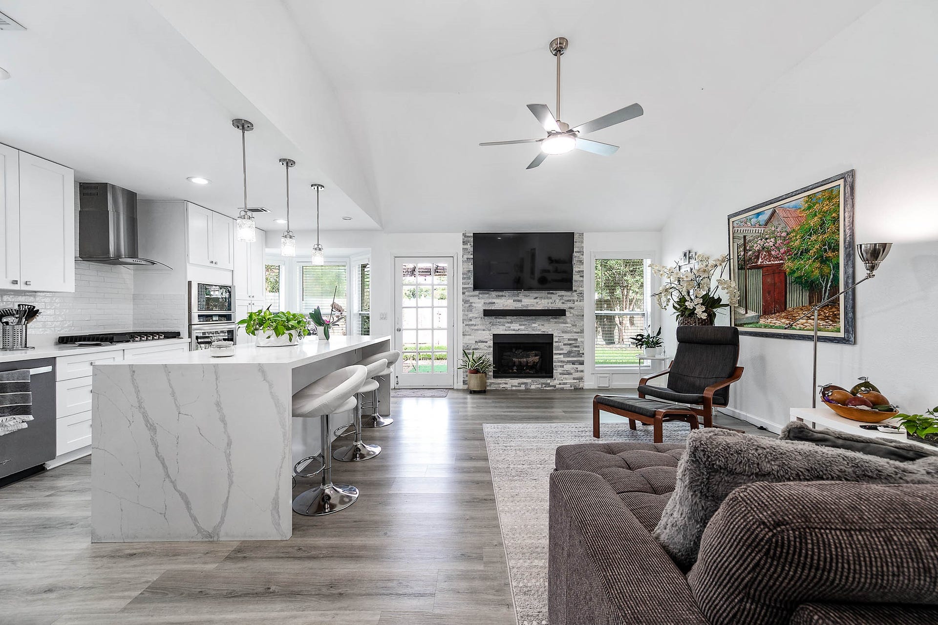 8914 Sunny Point Drive, Spring, TX 77379 Gather the family and guests
together in your living room!
Featuring high ceilings, dark stained
ceiling fan, gorgeous floors, cozy
fireplace, and large windows that
provide plenty of natural lighting
throughout the day!