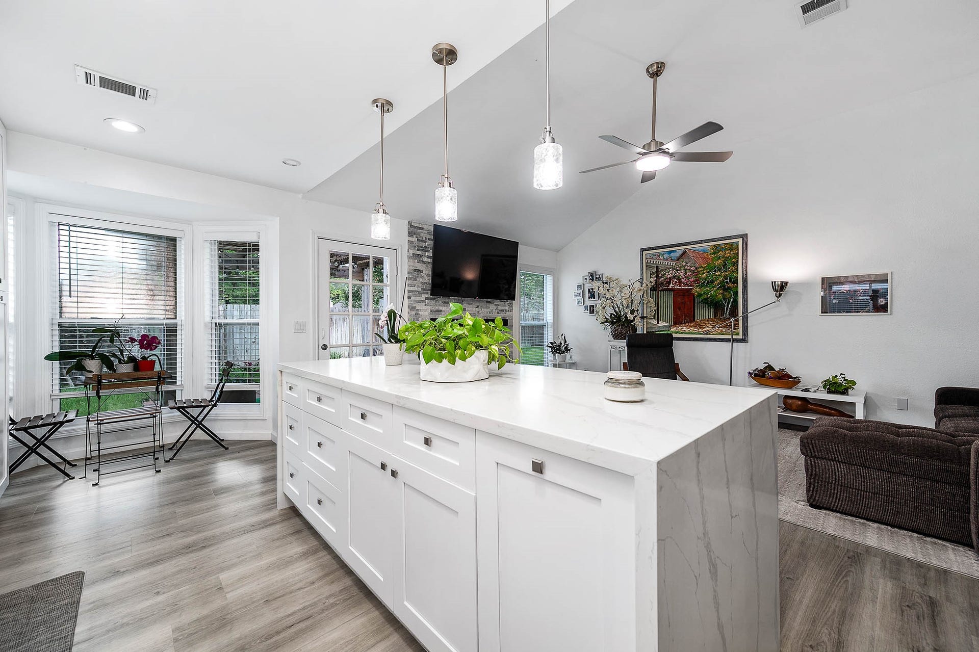 8914 Sunny Point Drive, Spring, TX 77379 The extra-large kitchen island is
perfect for conversation or that much
needed space to lay out your party
spread for everyone to enjoy!
