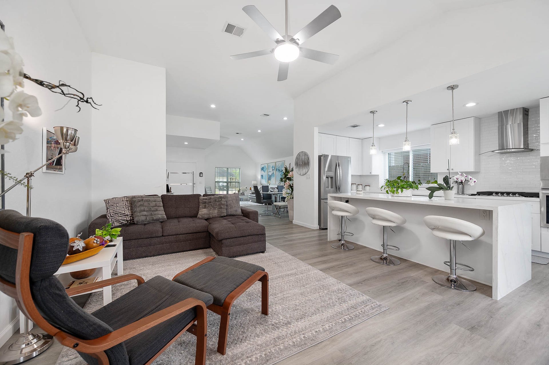 8914 Sunny Point Drive, Spring, TX 77379 This light and bright living room is the
perfect layout for entertaining or just
relaxing!