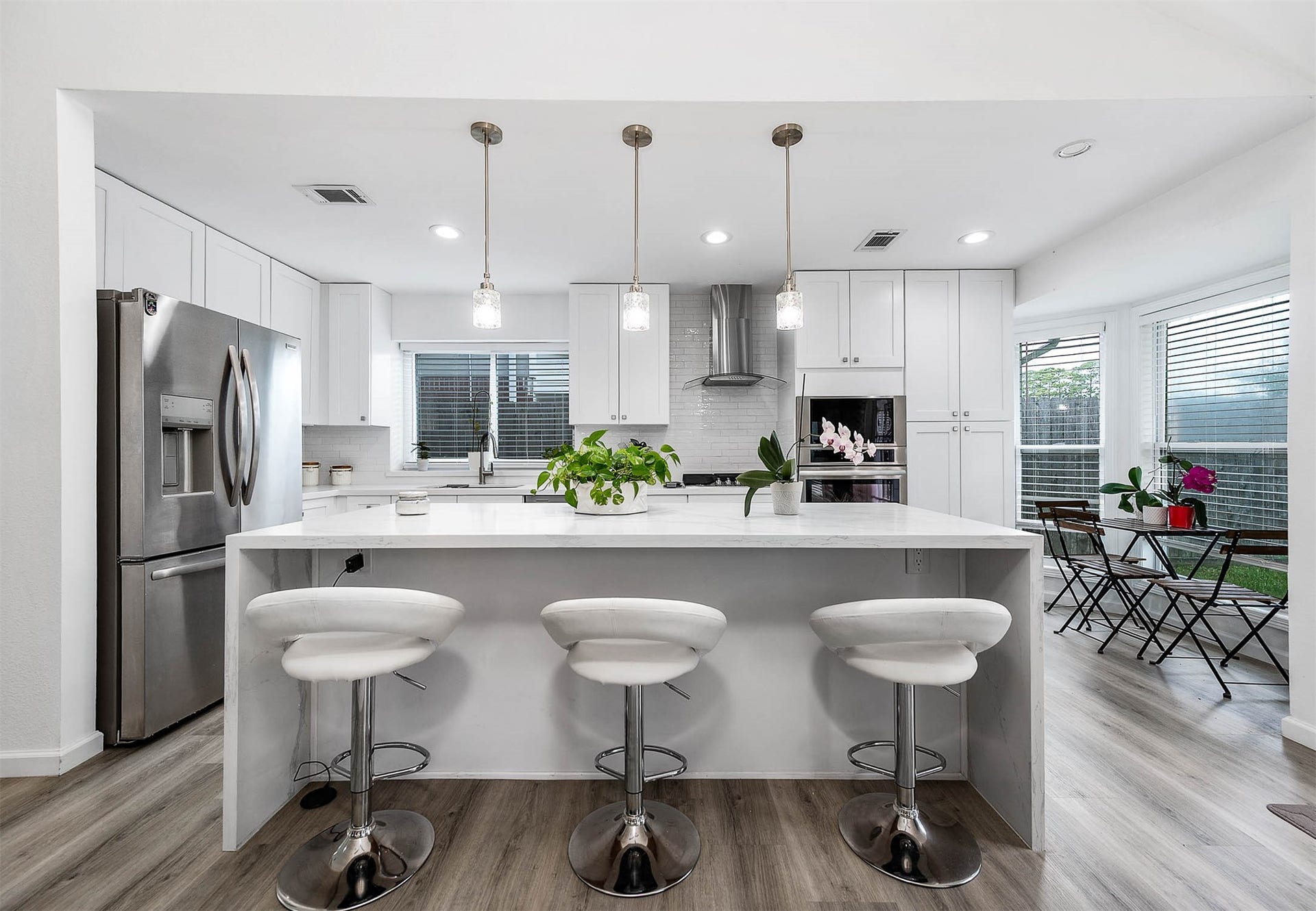 8914 Sunny Point Drive, Spring, TX 77379 This spacious kitchen features large
windows, white cabinets, SS
appliances, modern tile backsplash,
recessed lighting, and kitchen island
with breakfast bar!