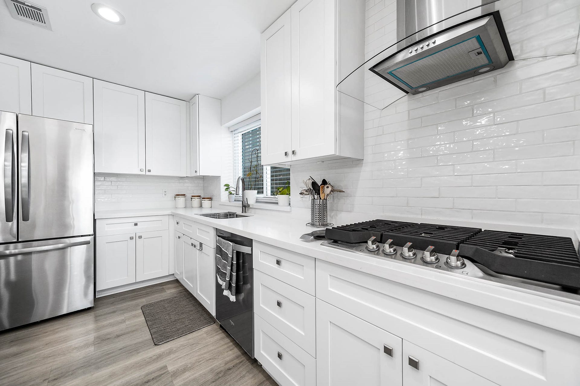 8914 Sunny Point Drive, Spring, TX 77379 Your family and guests will enjoy
many nights of fun, food and
entertainment with ample counter
space and kitchen island for setting
up a wonderful array of provisions!