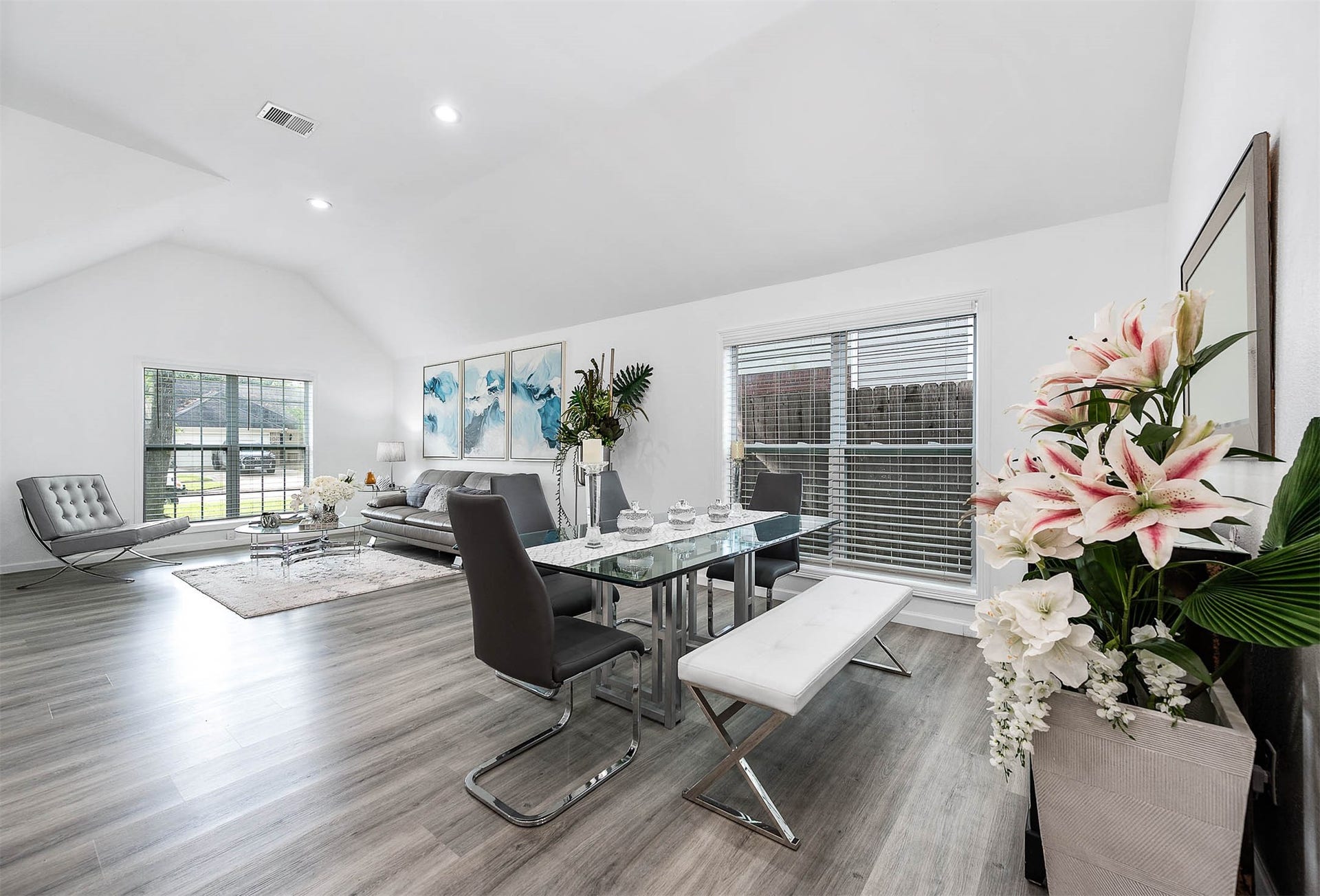 8914 Sunny Point Drive, Spring, TX 77379 You and your guests will certainly
dine in style in this dining room!