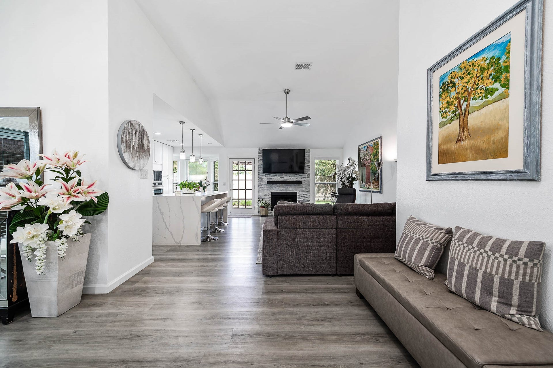 8914 Sunny Point Drive, Spring, TX 77379 Gather the family and guests
together in your living room!
Featuring high ceilings, dark stained
ceiling fan, gorgeous floors, cozy
fireplace, and large windows that
provide plenty of natural lighting
throughout the day!