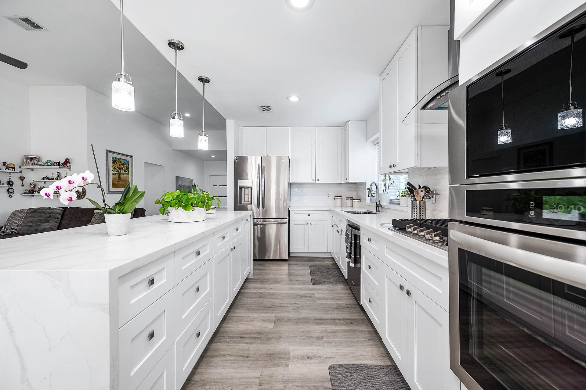 8914 Sunny Point Drive, Spring, TX 77379 Your family and guests will enjoy
many nights of fun, food and
entertainment with ample counter
space and kitchen island for setting
up a wonderful array of provisions!