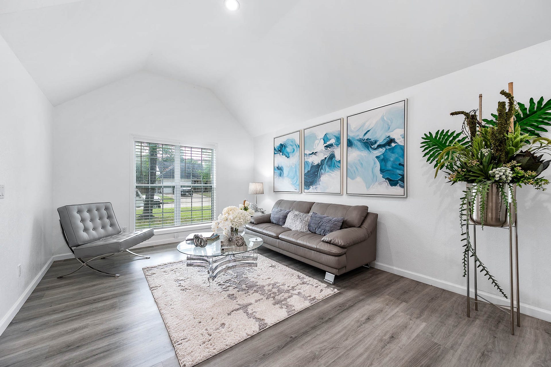 8914 Sunny Point Drive, Spring, TX 77379 The welcoming den features high
ceilings and large windows with
privacy blinds!