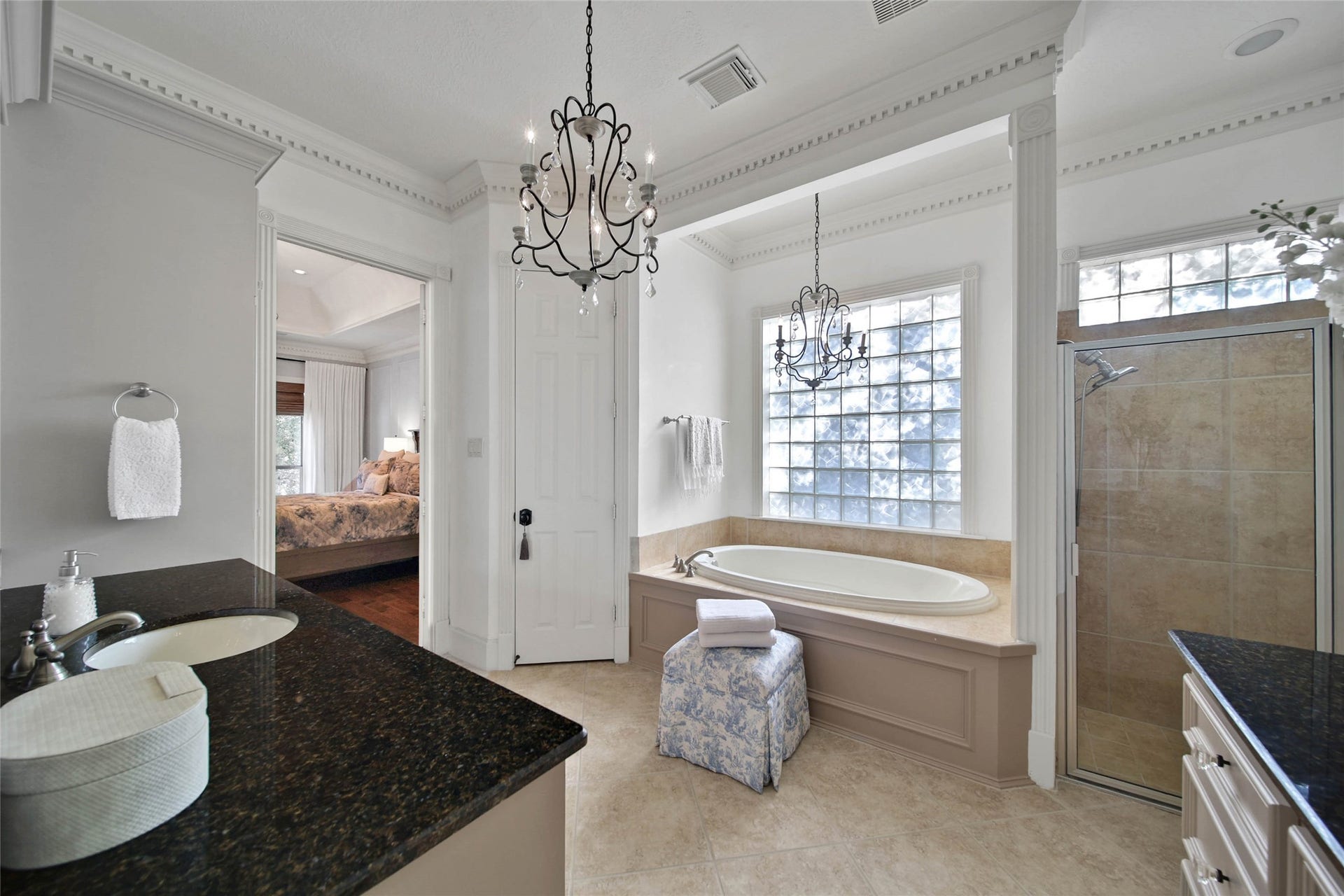 39 W Old Sterling Circle, The Woodlands, TX 77382 39 W Old Sterling Circle, The Woodlands, TX 77382