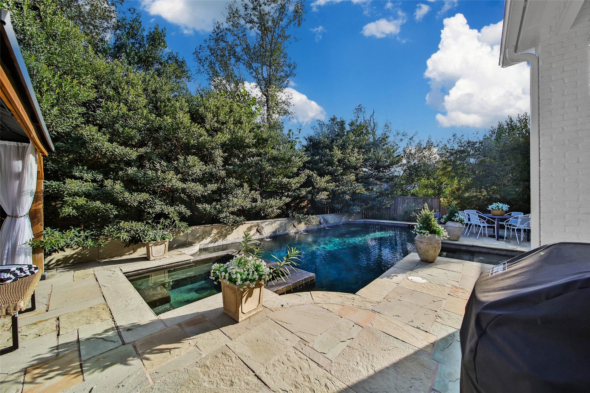 39 W Old Sterling Circle, The Woodlands, TX 77382 39 W Old Sterling Circle, The Woodlands, TX 77382