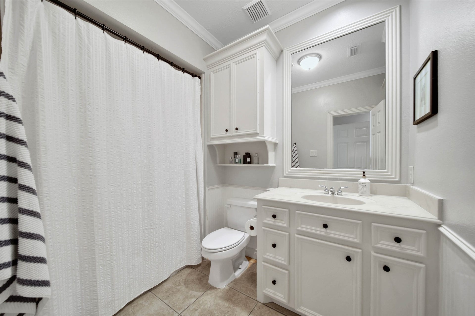 39 W Old Sterling Circle, The Woodlands, TX 77382 In suite Bath 4