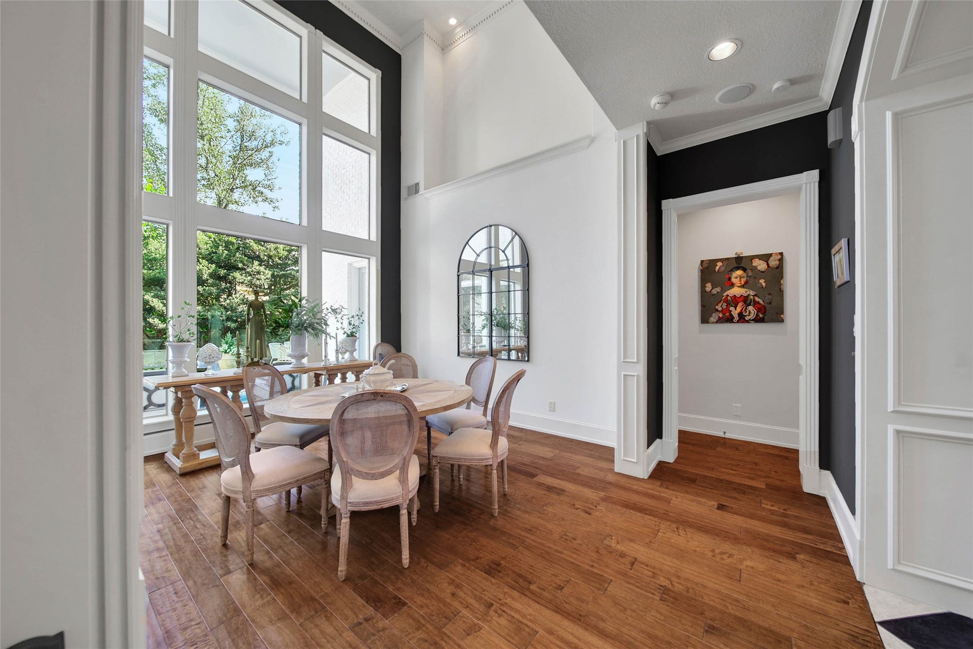 39 W Old Sterling Circle, The Woodlands, TX 77382 Natural light enters through the floor to ceiling windows.