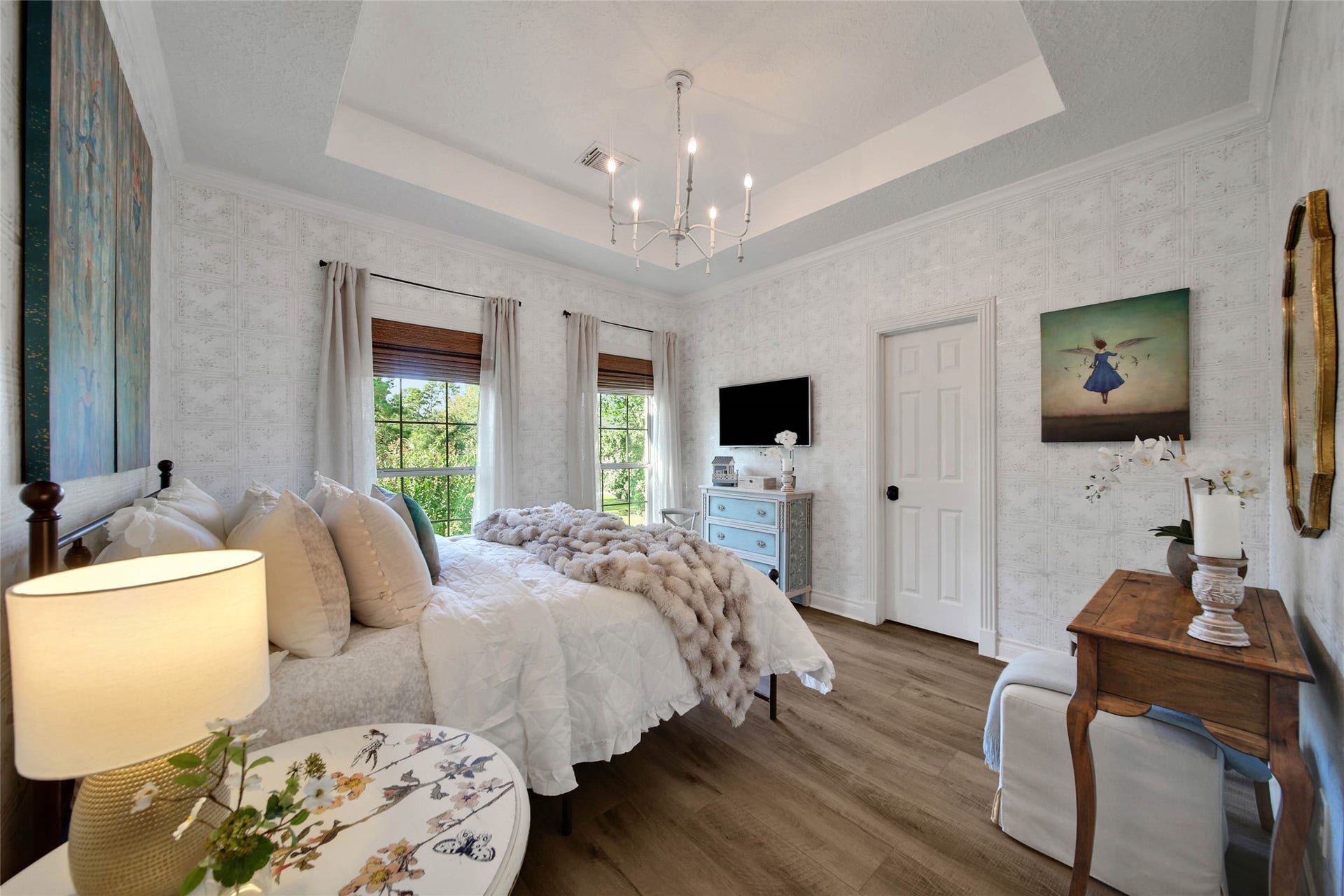 39 W Old Sterling Circle, The Woodlands, TX 77382 Cozy guest bedroom with elegant decor and abundant natural light.