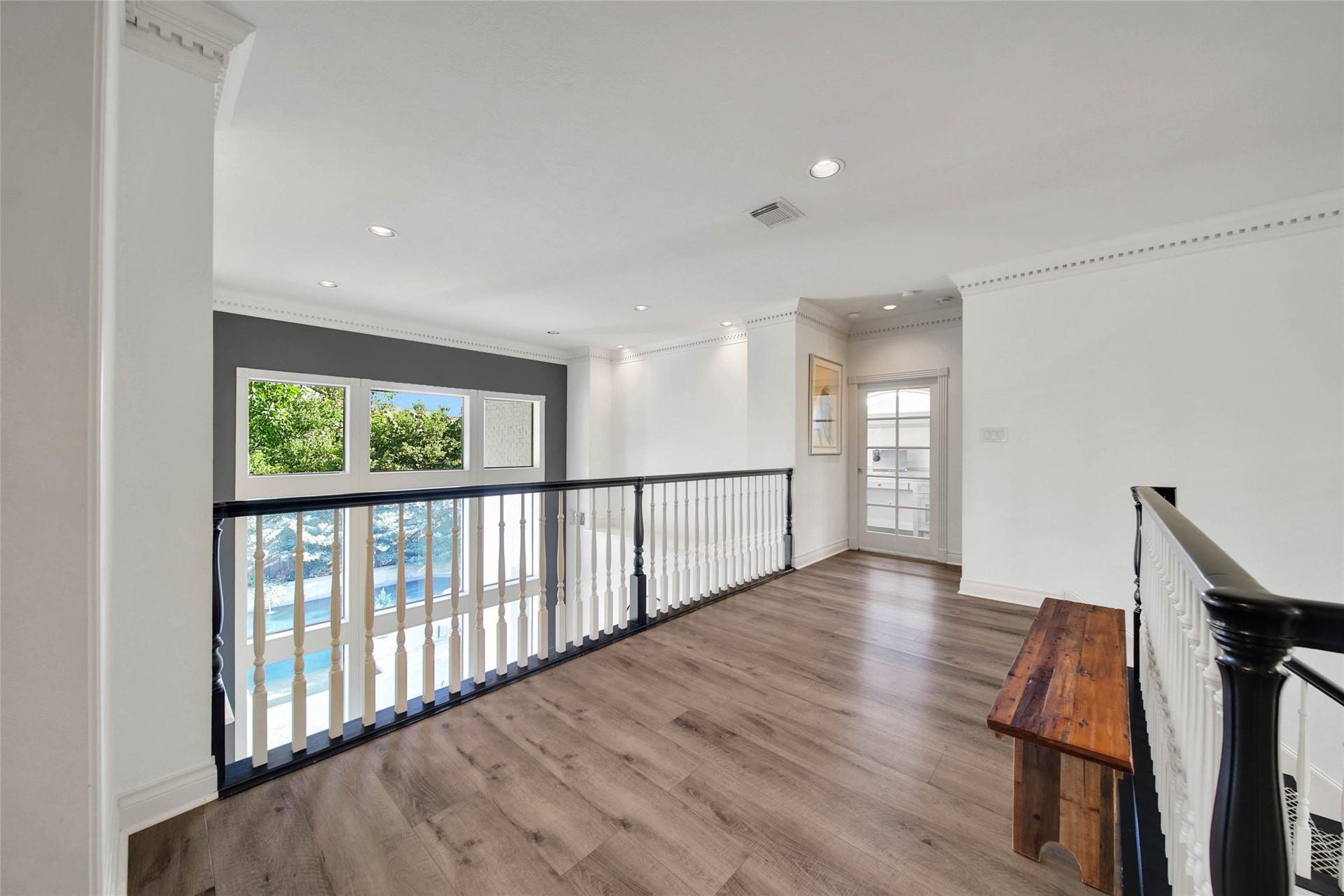 39 W Old Sterling Circle, The Woodlands, TX 77382 Landing foyer upstairs