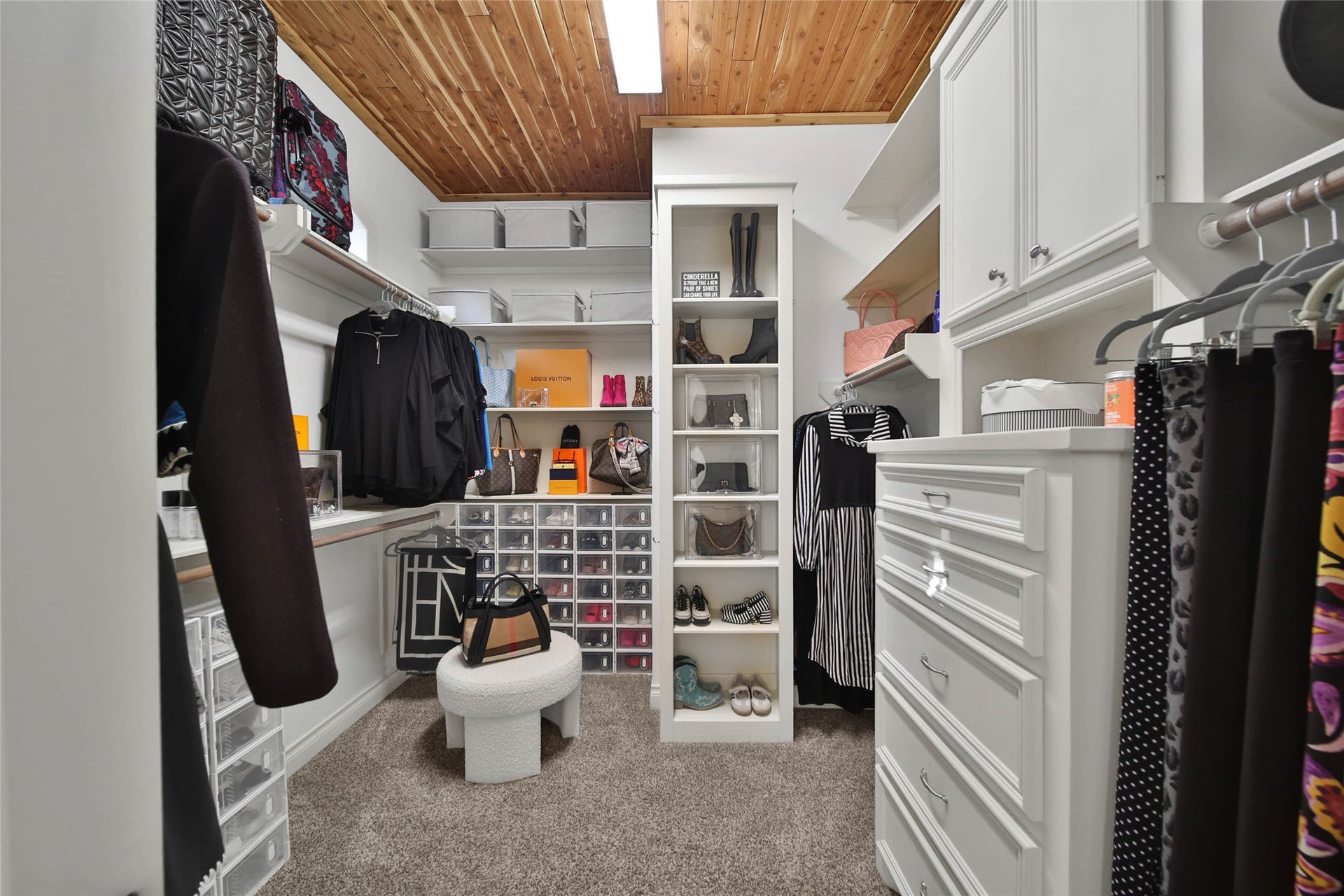39 W Old Sterling Circle, The Woodlands, TX 77382 Spacious and organized, the closet boasts built-ins, ample drawers, and generous hanging space.