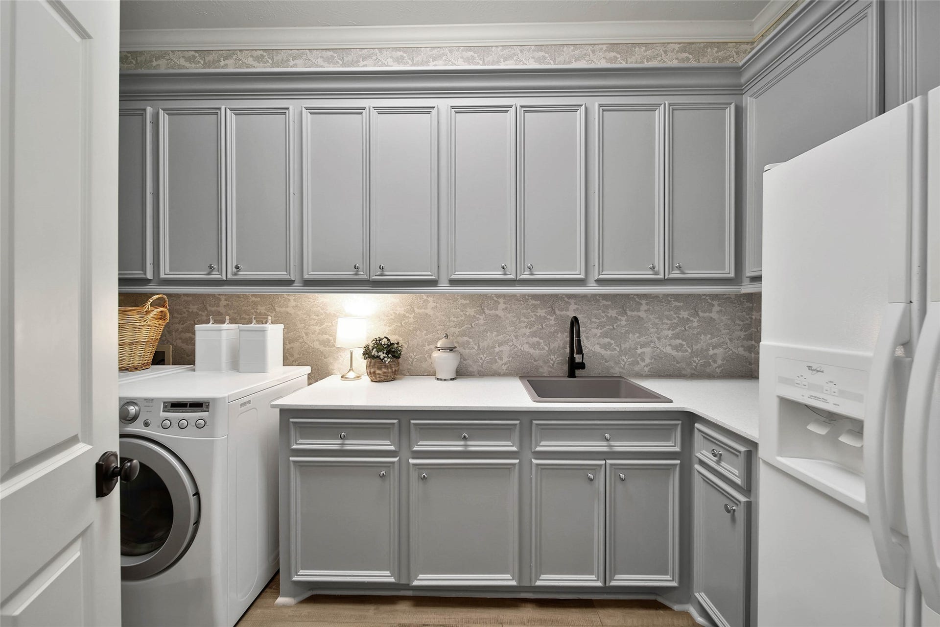 39 W Old Sterling Circle, The Woodlands, TX 77382 Large utility with built in cabinetry.