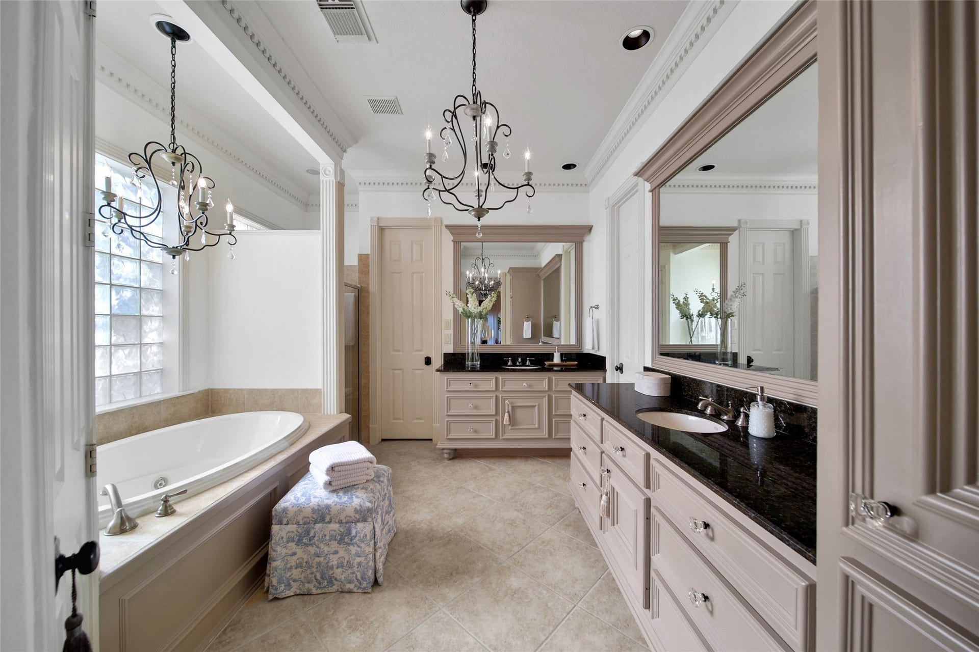 39 W Old Sterling Circle, The Woodlands, TX 77382 39 W Old Sterling Circle, The Woodlands, TX 77382