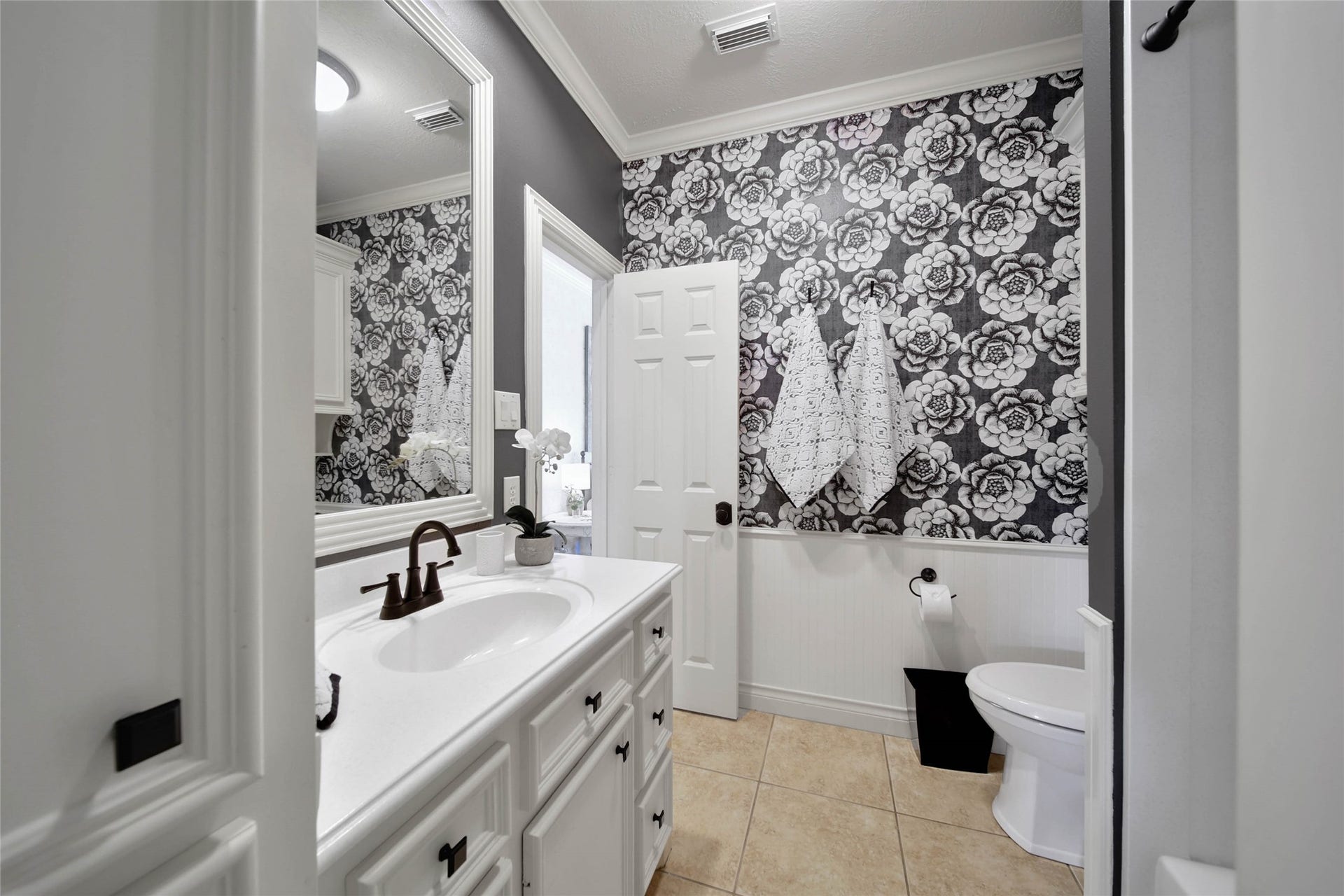 39 W Old Sterling Circle, The Woodlands, TX 77382 In Suite Guest Bathroom up